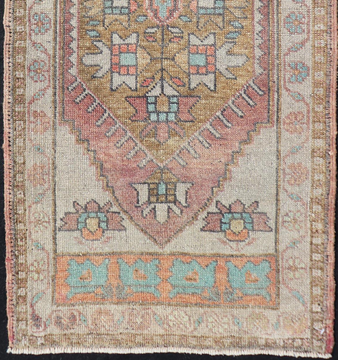 XX secolo Tappeto turco vintage Oushak con design a medaglioni sub-geometrici su tutta la superficie in vendita