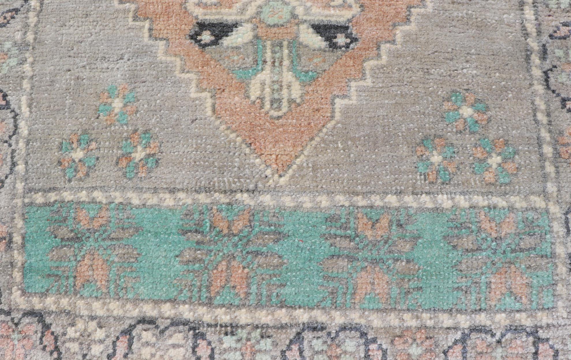 Türkischer Vintage Oushak Teppich mit subgeometrischem Medaillon-Design (Wolle) im Angebot
