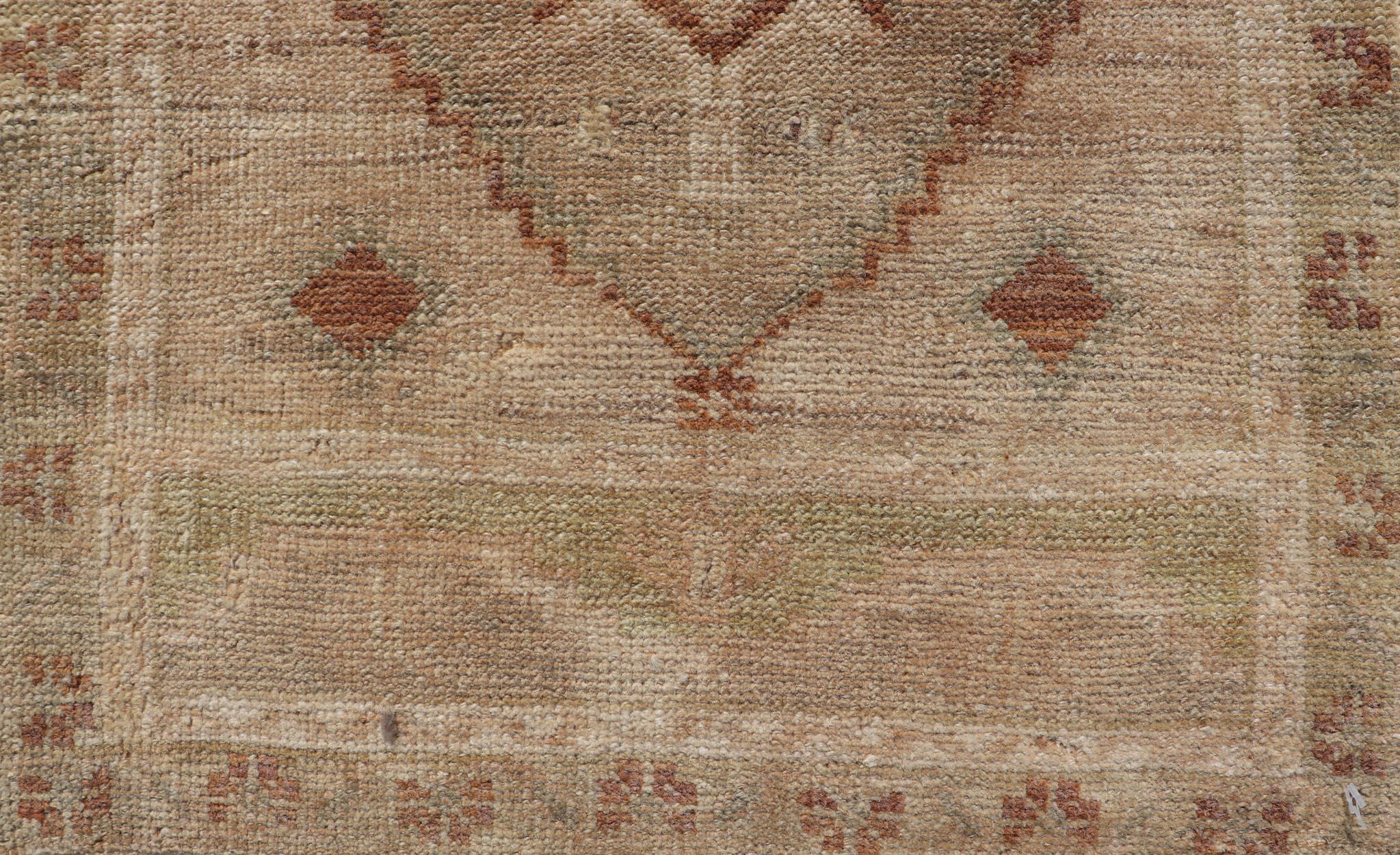 XX secolo Tappeto turco vintage Oushak con design a medaglioni sub-geometrici su tutta la superficie in vendita