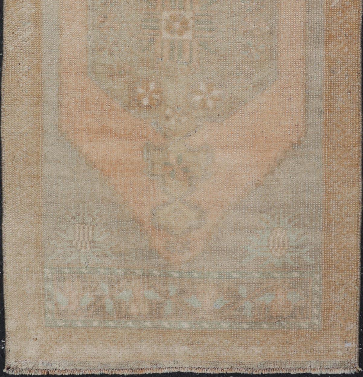 Türkischer Vintage Oushak Teppich mit subgeometrischem Medaillon-Design (Wolle) im Angebot