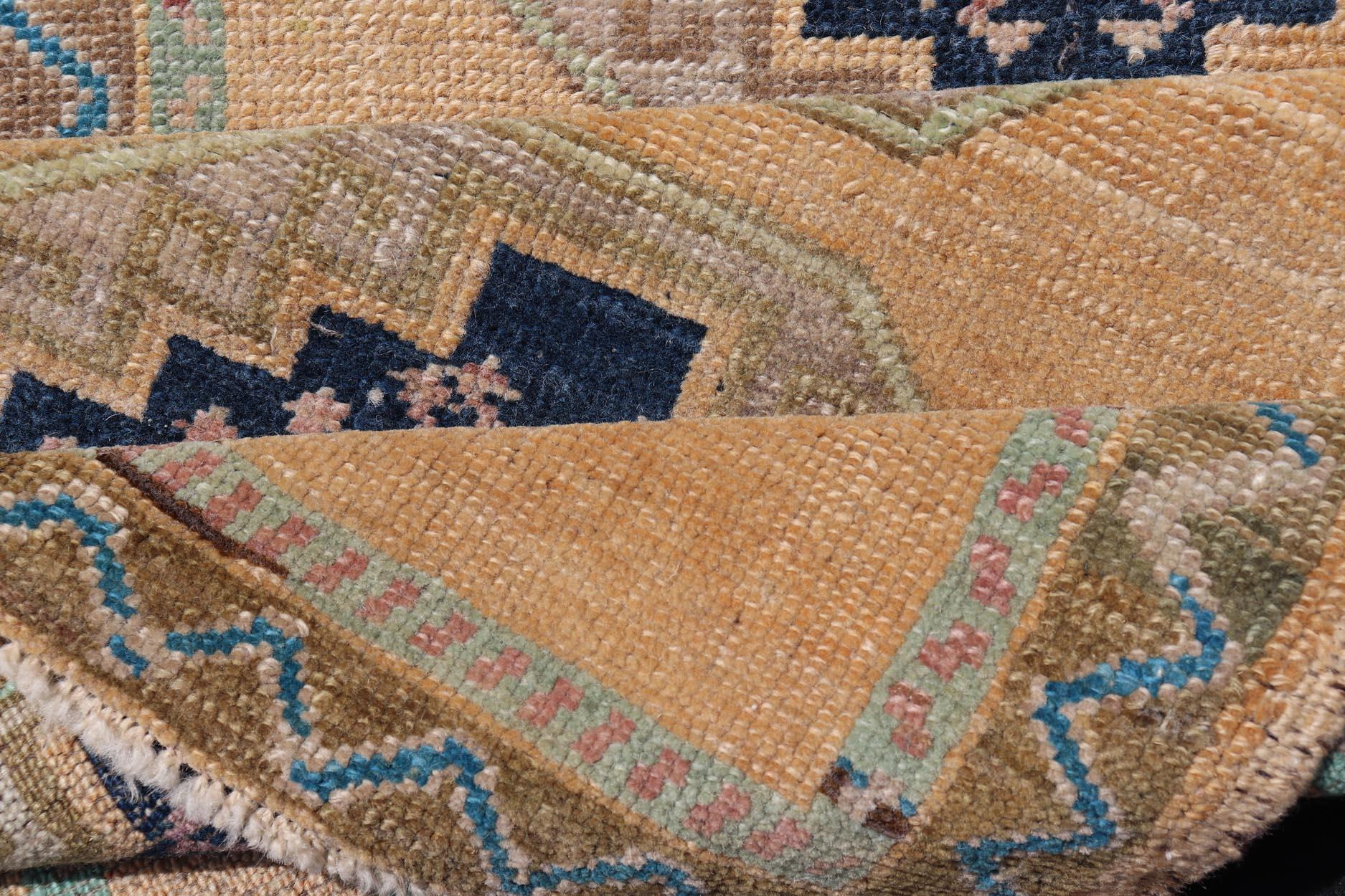Türkischer Vintage Oushak Teppich mit subgeometrischem Medaillon-Design im Angebot 1