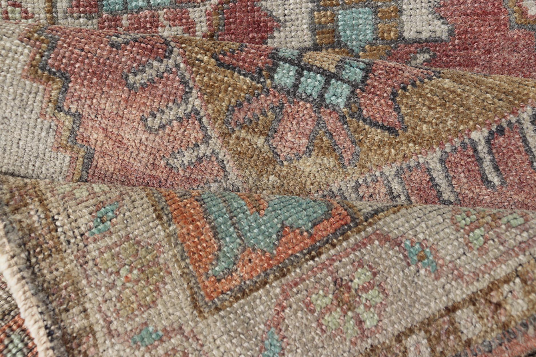 Lana Tappeto turco vintage Oushak con design a medaglioni sub-geometrici su tutta la superficie in vendita