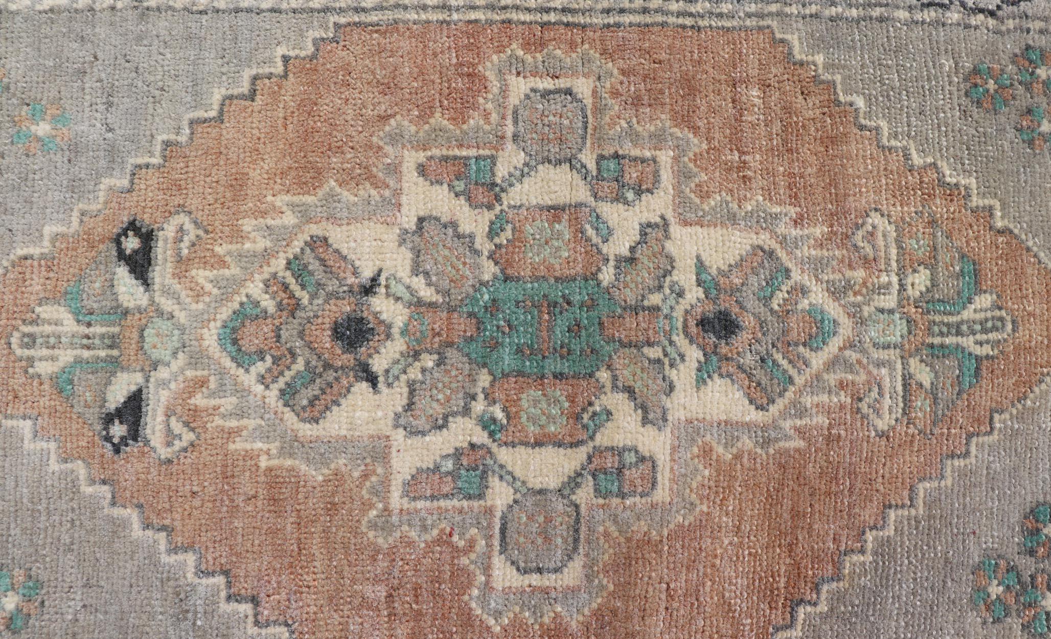 Türkischer Vintage Oushak Teppich mit subgeometrischem Medaillon-Design im Angebot 1