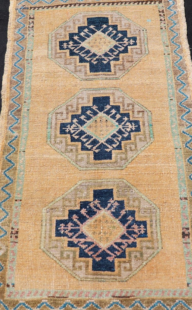 Türkischer Vintage Oushak Teppich mit subgeometrischem Medaillon-Design im Angebot 2