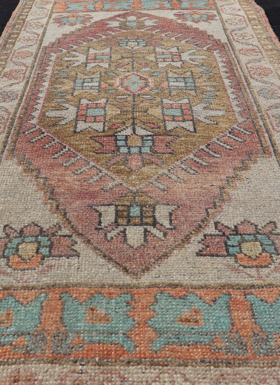 Tapis Oushak turc vintage avec médaillon sub-géométrique sur toute la surface en vente 1