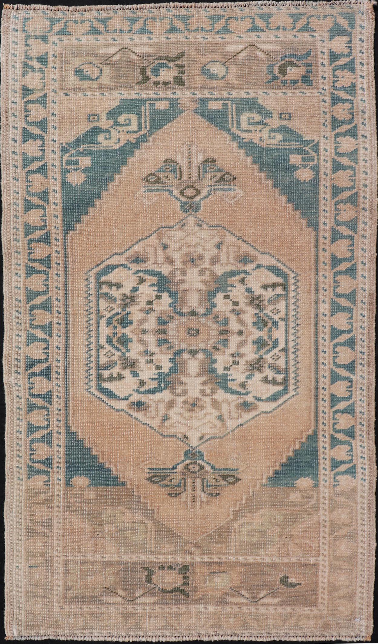 Türkischer Vintage Oushak Teppich mit subgeometrischem Medaillon-Design im Angebot 2