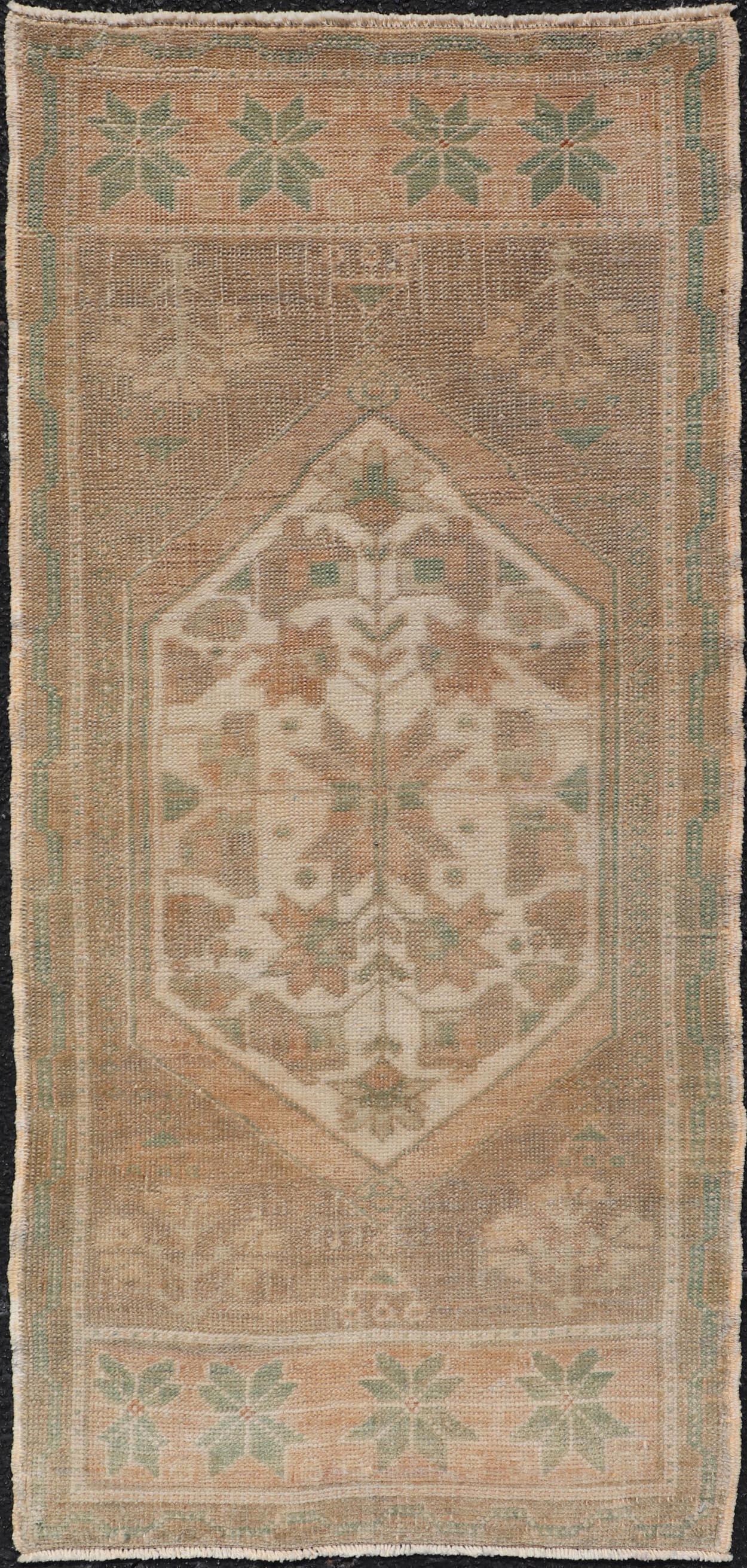 Tappeto turco vintage Oushak con design a medaglioni sub-geometrici su tutta la superficie in vendita 1