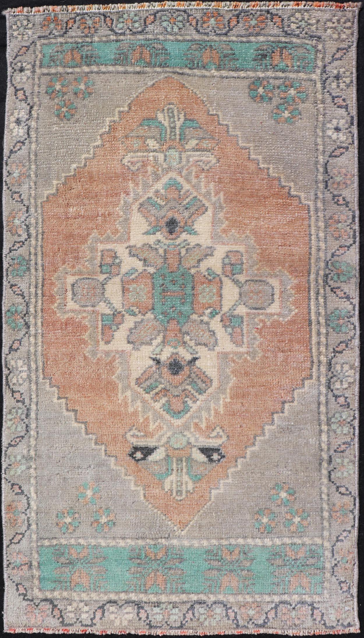 Türkischer Vintage Oushak Teppich mit subgeometrischem Medaillon-Design im Angebot 2