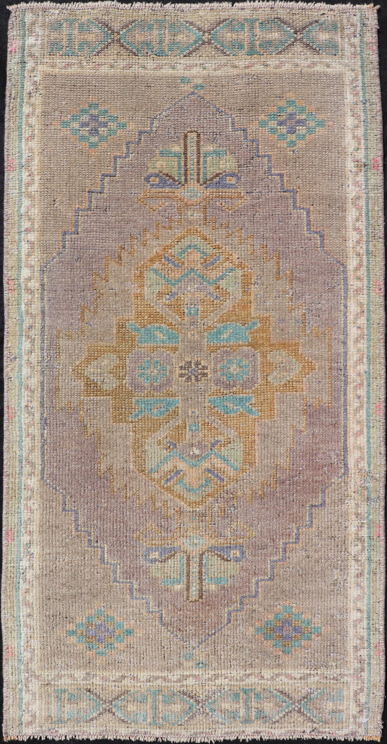 Tappeto turco vintage Oushak con design a medaglioni sub-geometrici su tutta la superficie in vendita 1