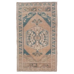 Türkischer Vintage Oushak Teppich mit subgeometrischem Medaillon-Design