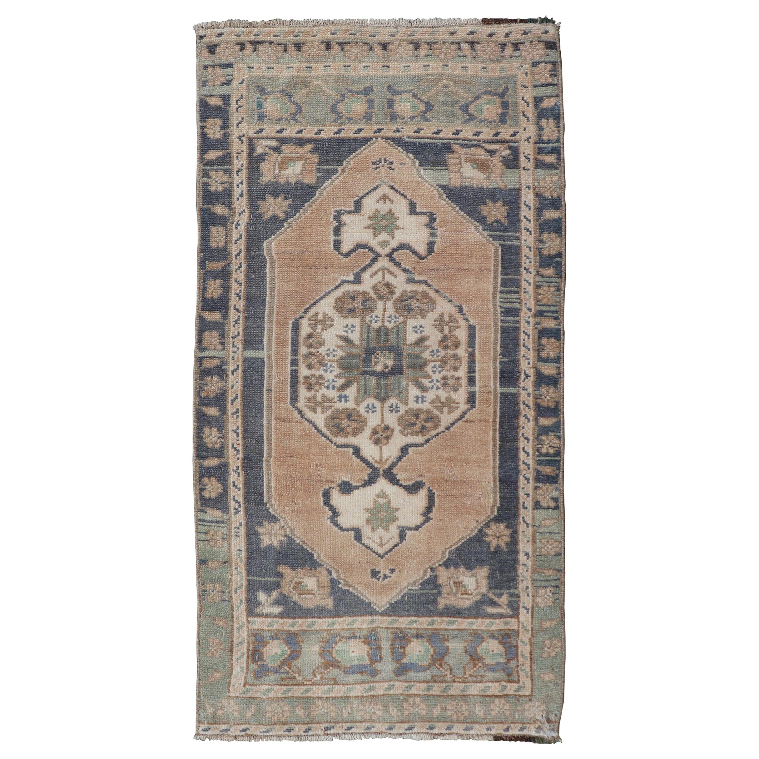 Türkischer Vintage Oushak Teppich mit subgeometrischem Medaillon-Design