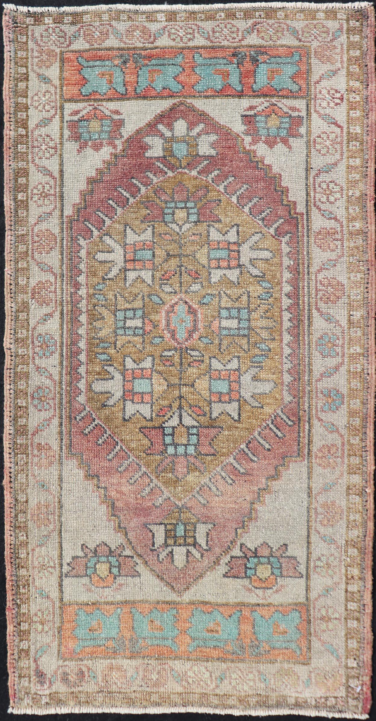 Alfombra turca Oushak vintage con diseño de medallón subgeométrico integral