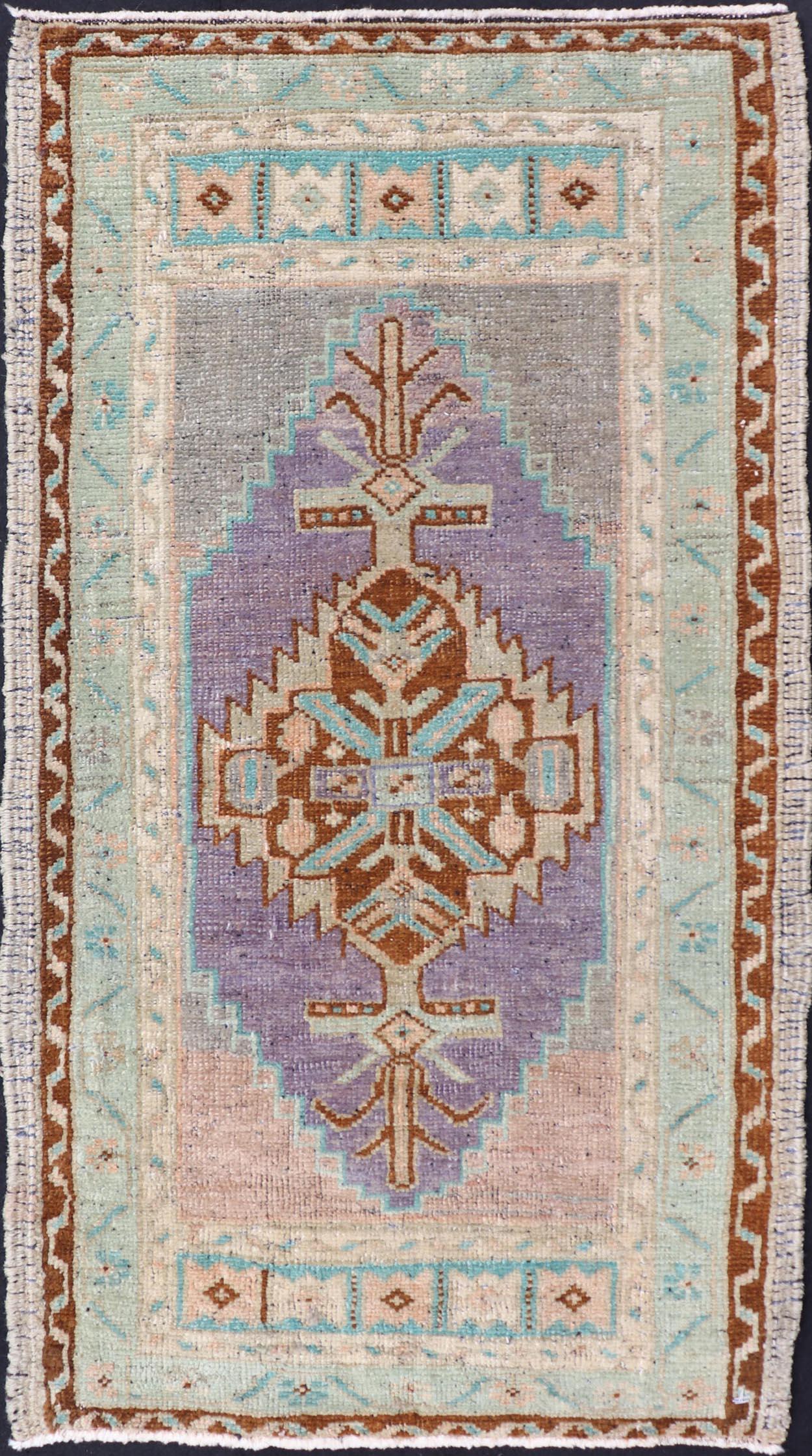 Türkischer Vintage Oushak Teppich mit subgeometrischem Medaillon-Design 