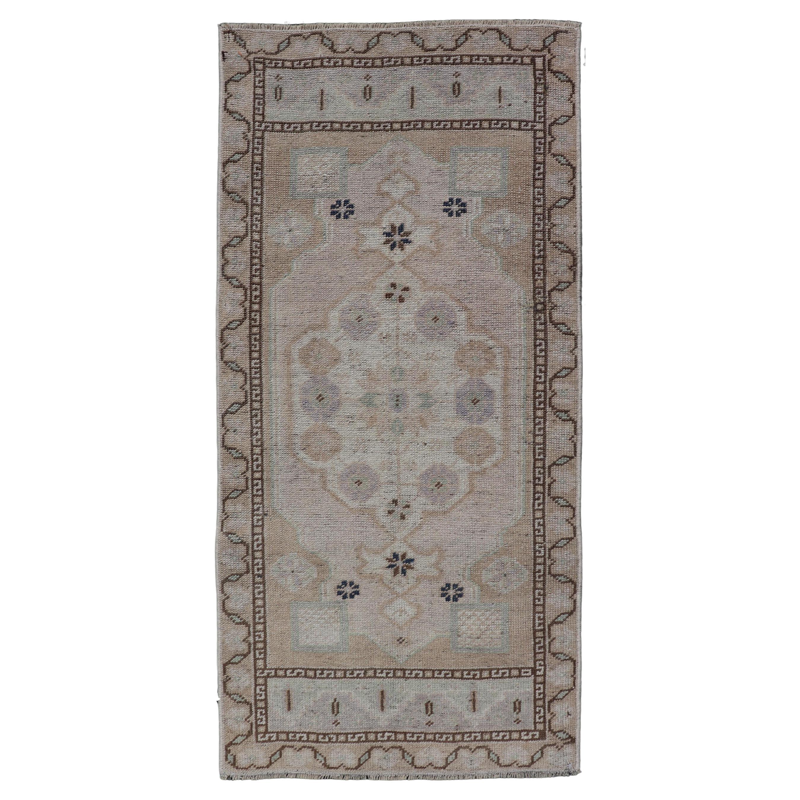 Türkischer Vintage Oushak Teppich mit subgeometrischem Medaillon-Design 