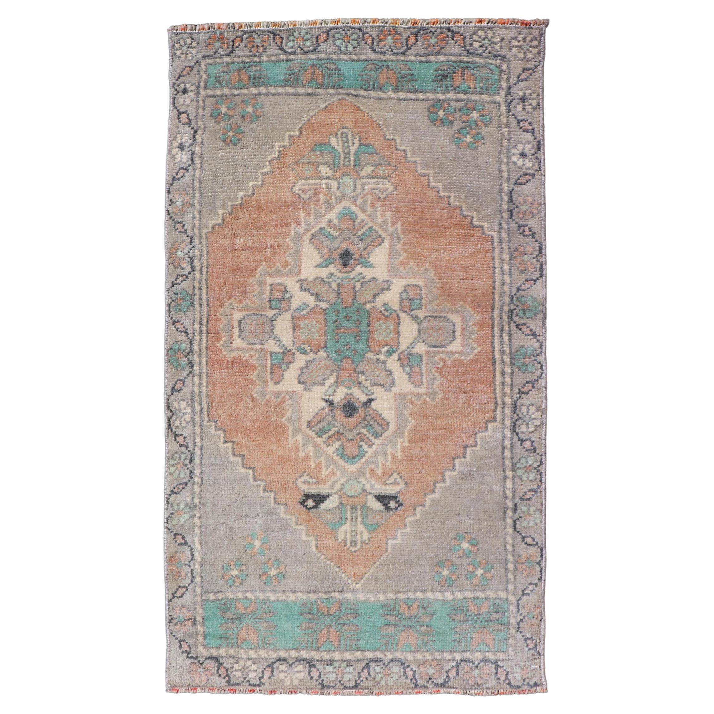 Türkischer Vintage Oushak Teppich mit subgeometrischem Medaillon-Design