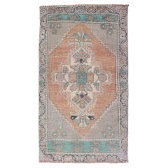 Tappeto turco vintage Oushak con design a medaglioni sub-geometrici su tutta la superficie