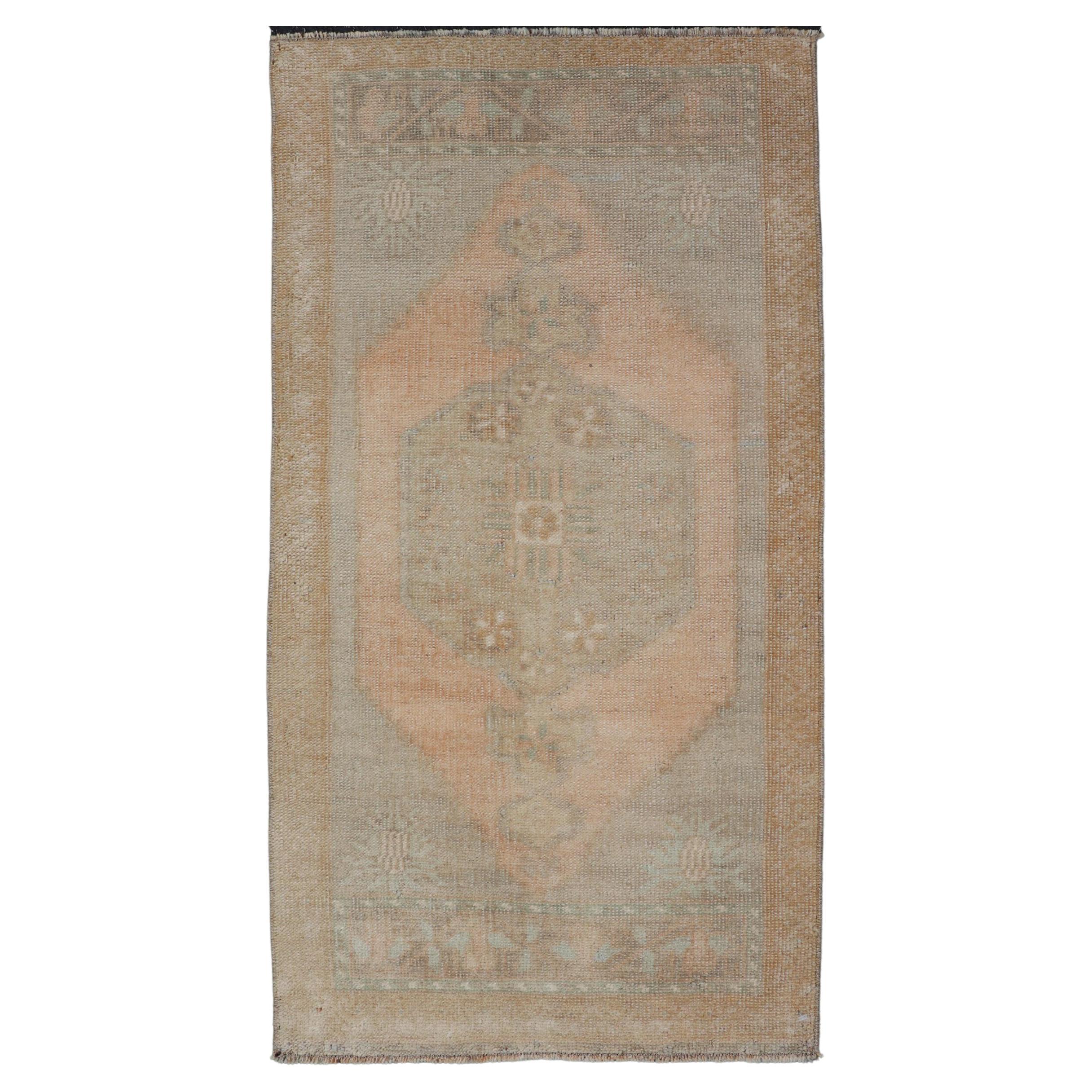 Alfombra turca Oushak vintage con diseño de medallón subgeométrico integral