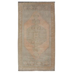 Alfombra turca Oushak vintage con diseño de medallón subgeométrico integral
