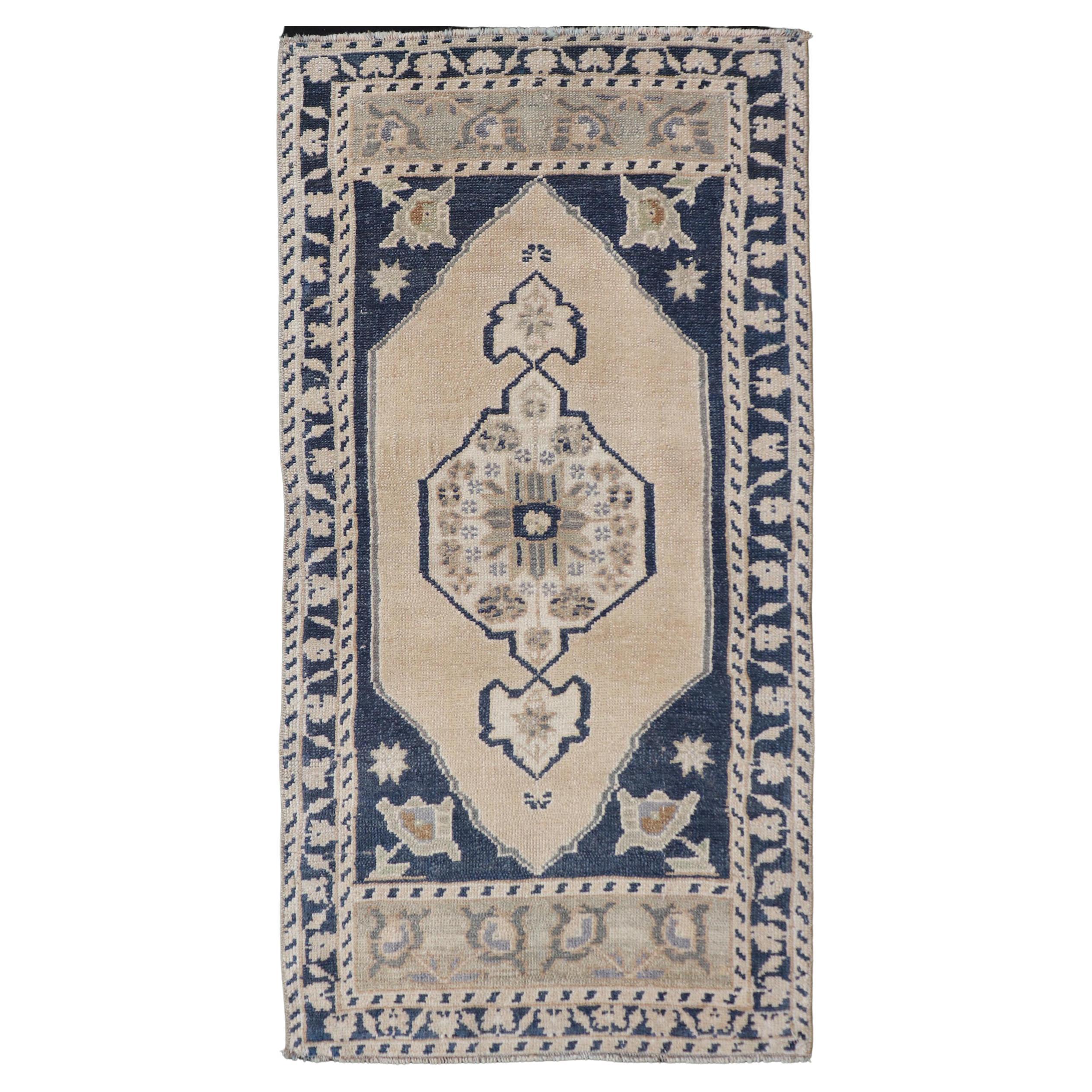 Tapis Oushak turc vintage avec médaillon sub-géométrique sur toute la surface 