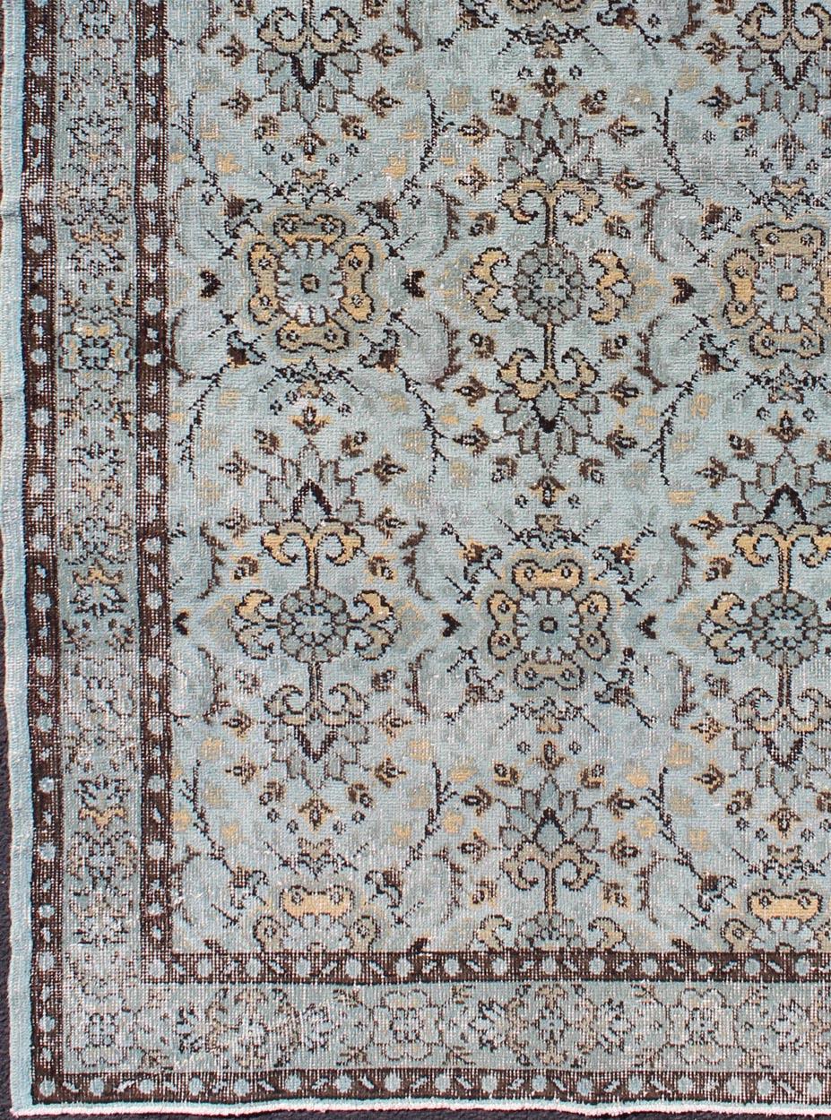 Türkischer Oushak-Teppich mit durchgehendem Blumenmuster in Hellblau, Teppich mtu-3356, Herkunftsland / Art: Türkei / Oushak, um die Mitte des 20. Jahrhunderts

Das Design dieses schönen alten Oushak-Teppichs aus der Mitte des 20. Jahrhunderts in