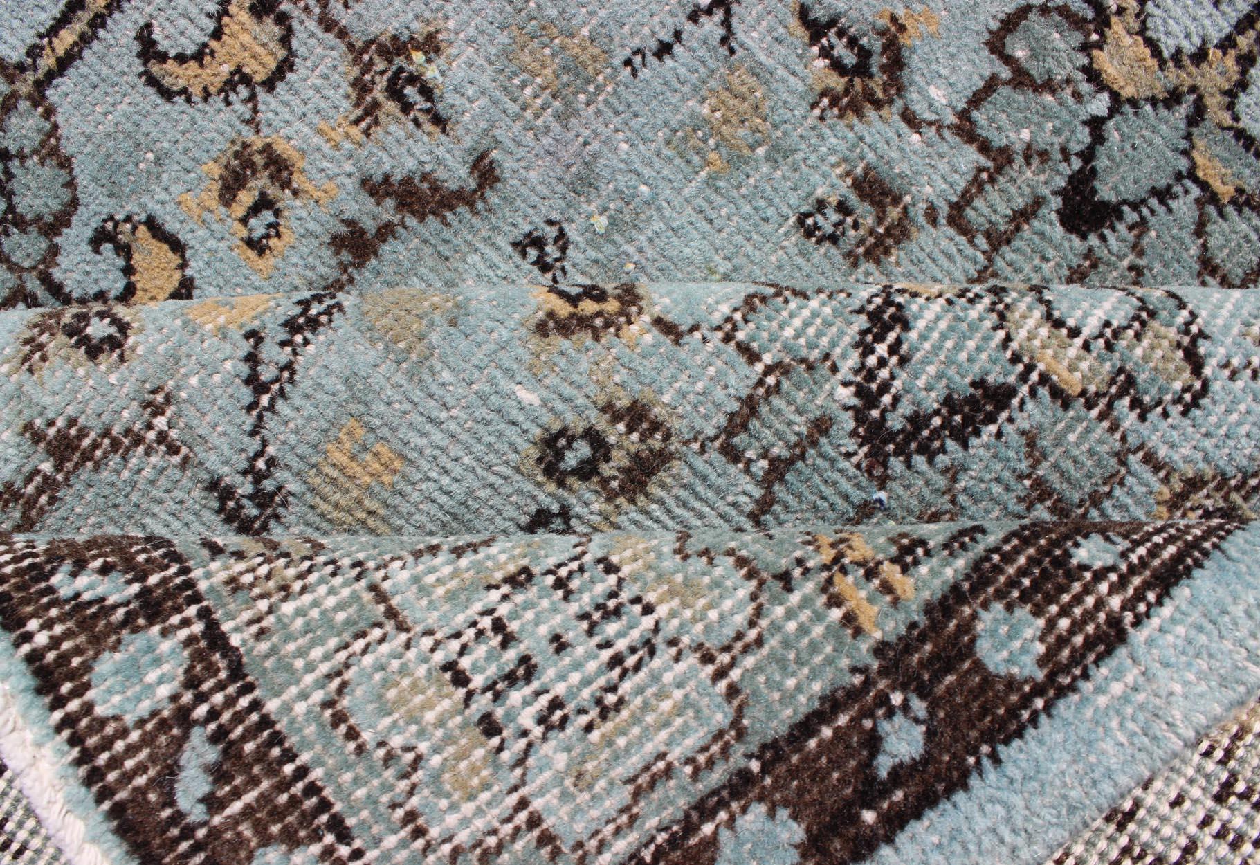 Blauer und brauner türkischer Oushak-Teppich im Vintage-Stil mit floralem All-Over-Vining-Design (Handgeknüpft)