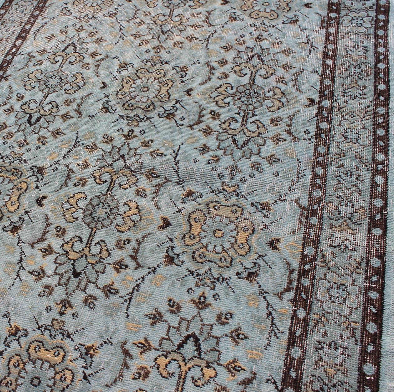 Blauer und brauner türkischer Oushak-Teppich im Vintage-Stil mit floralem All-Over-Vining-Design im Zustand „Gut“ in Atlanta, GA