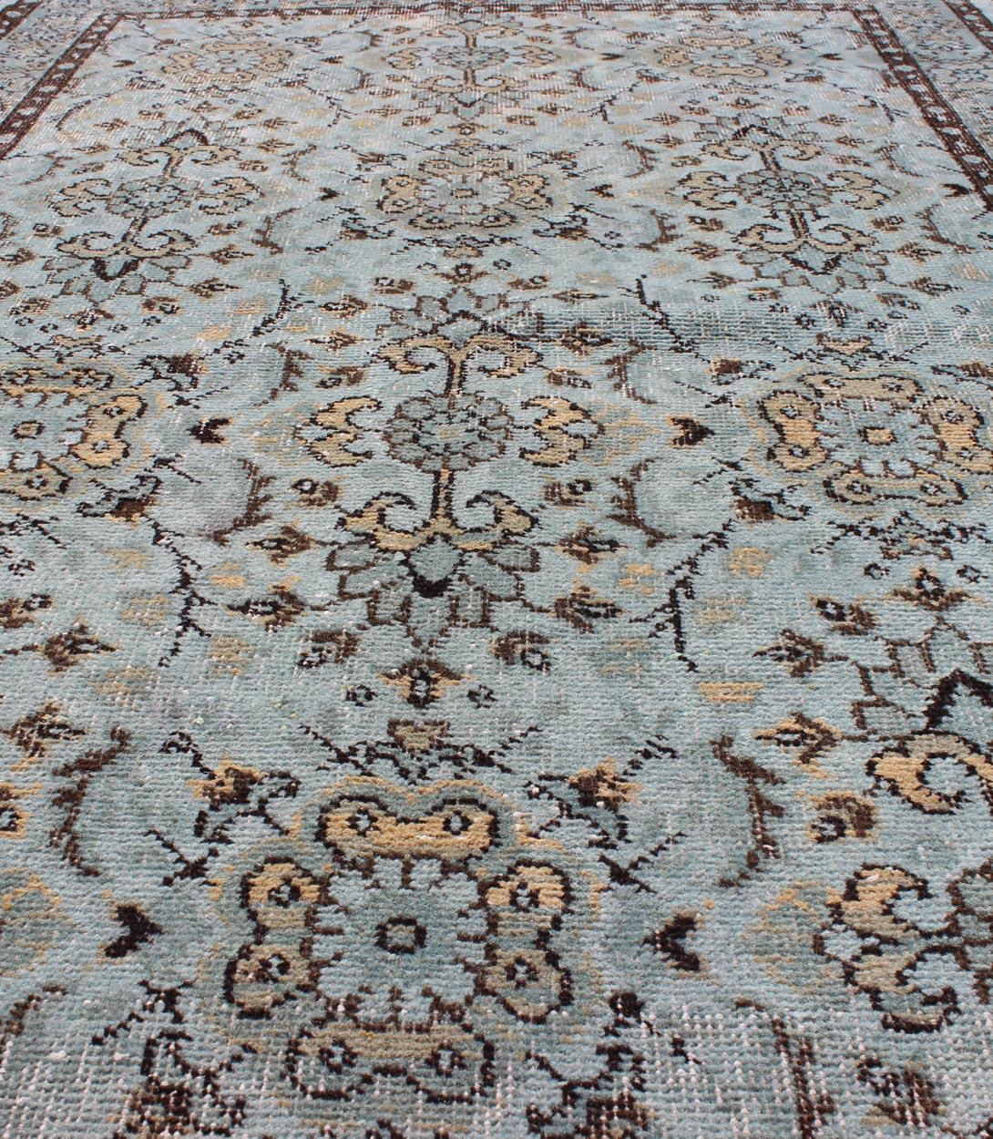 Blauer und brauner türkischer Oushak-Teppich im Vintage-Stil mit floralem All-Over-Vining-Design (20. Jahrhundert)