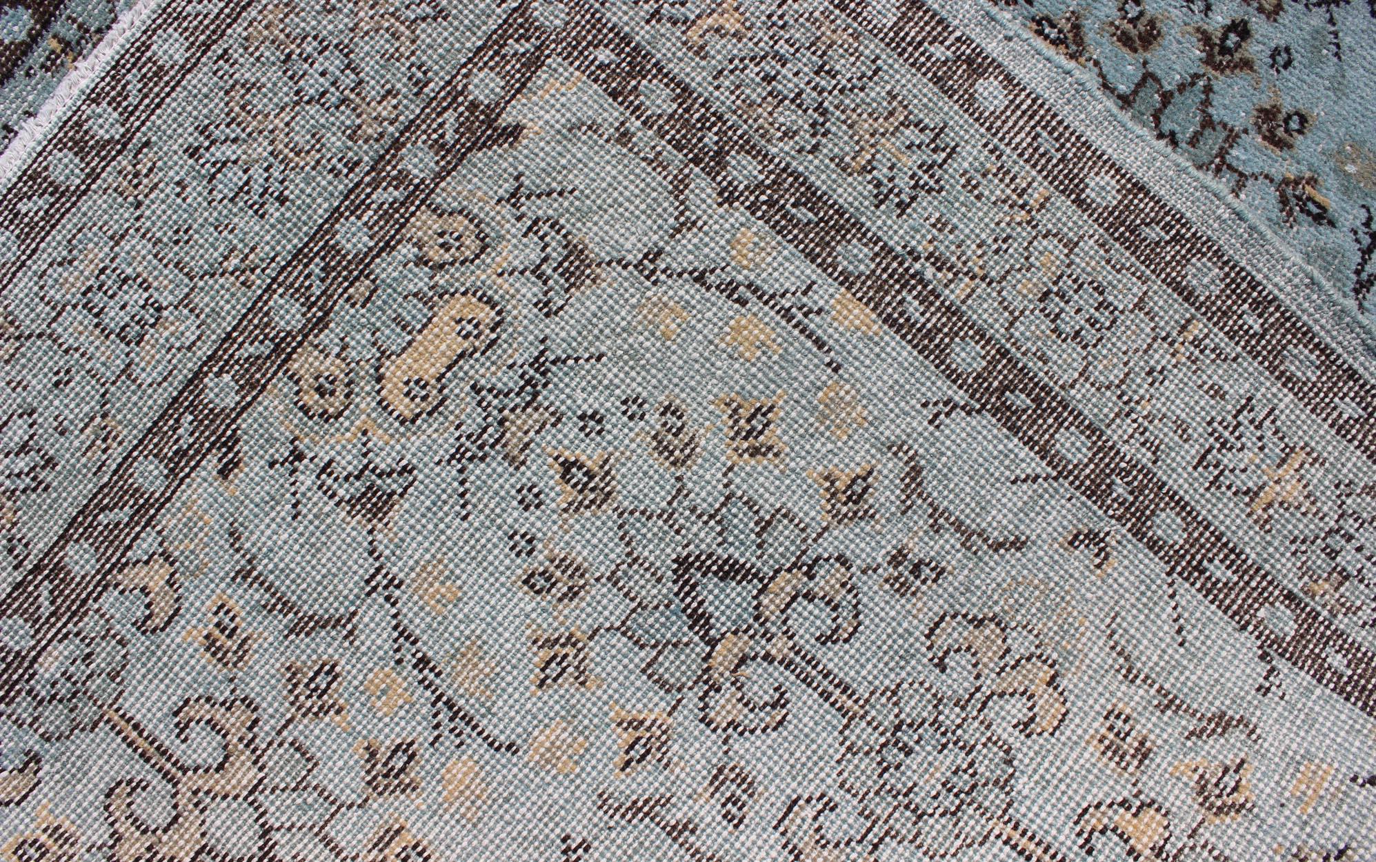 Blauer und brauner türkischer Oushak-Teppich im Vintage-Stil mit floralem All-Over-Vining-Design 2