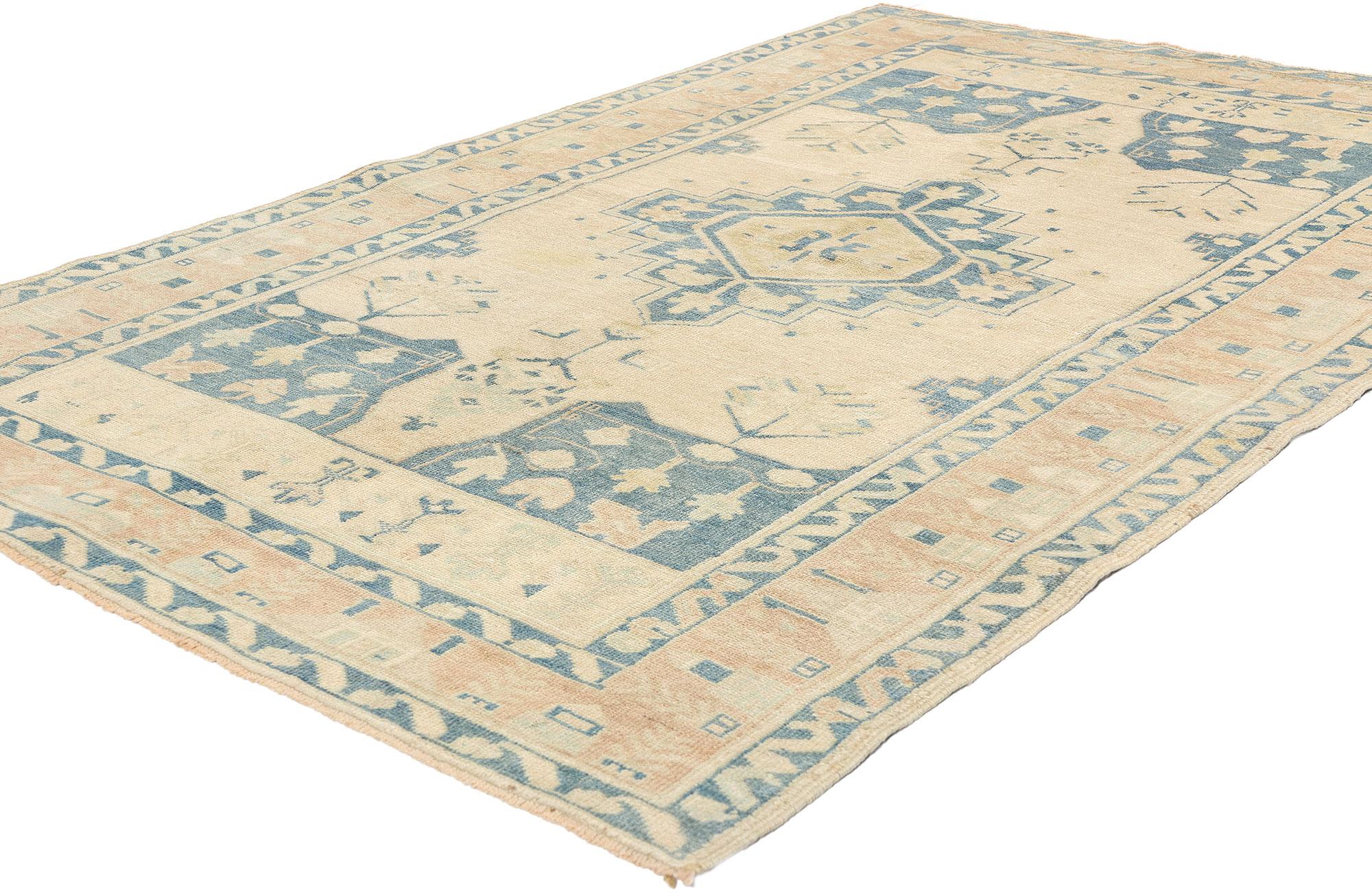 52956 Vintage Muted Turkish Oushak Rug, 04'04 x 06'10. Les tapis turcs Oushak, empreints d'un charme antique et parés de couleurs tamisées, subissent un processus de lavage méticuleux qui préserve leur texture et l'intégrité de leurs poils. Ce