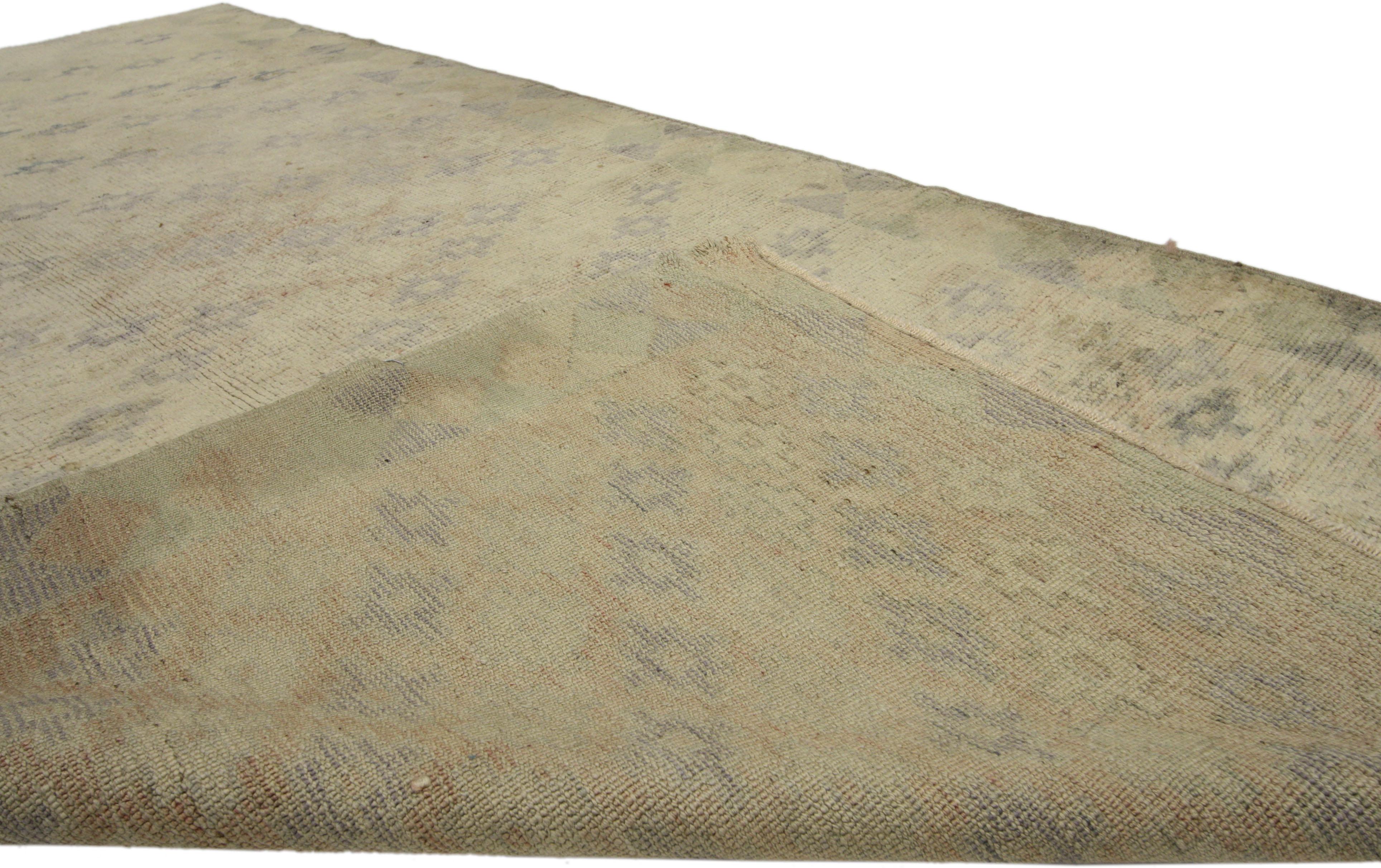 50072, tapis turc vintage Oushak au style Art Déco cubiste et aux couleurs sourdes. Ce tapis Oushak turc vintage en laine nouée à la main présente un motif géométrique en treillis sur tout le pourtour d'un champ beige abrasé. Des rangées décalées de