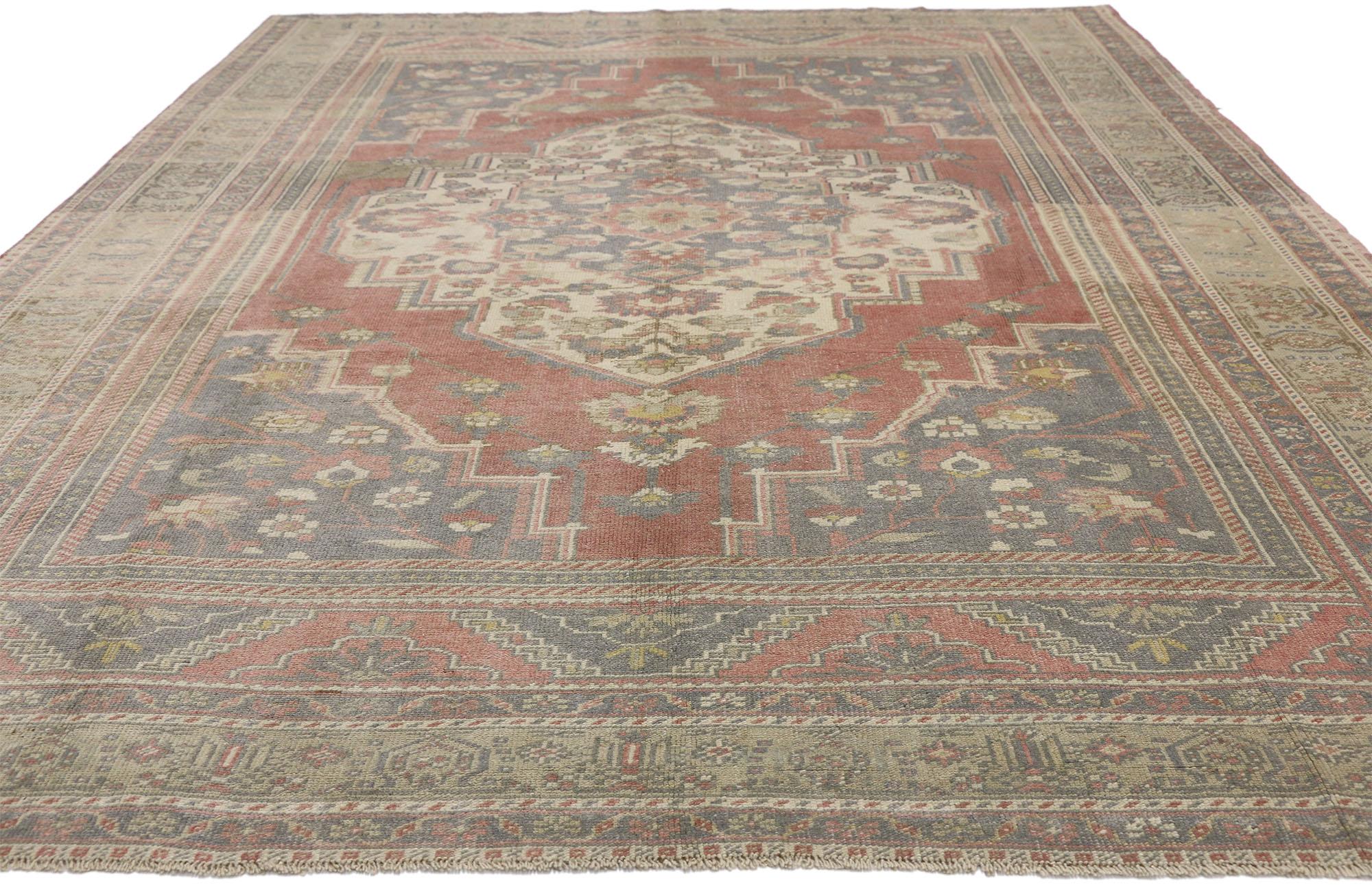 Türkischer Oushak-Teppich im Vintage-Stil im amerikanischen und amerikanischen Kolonialstil (Amerikanisch Kolonial) im Angebot