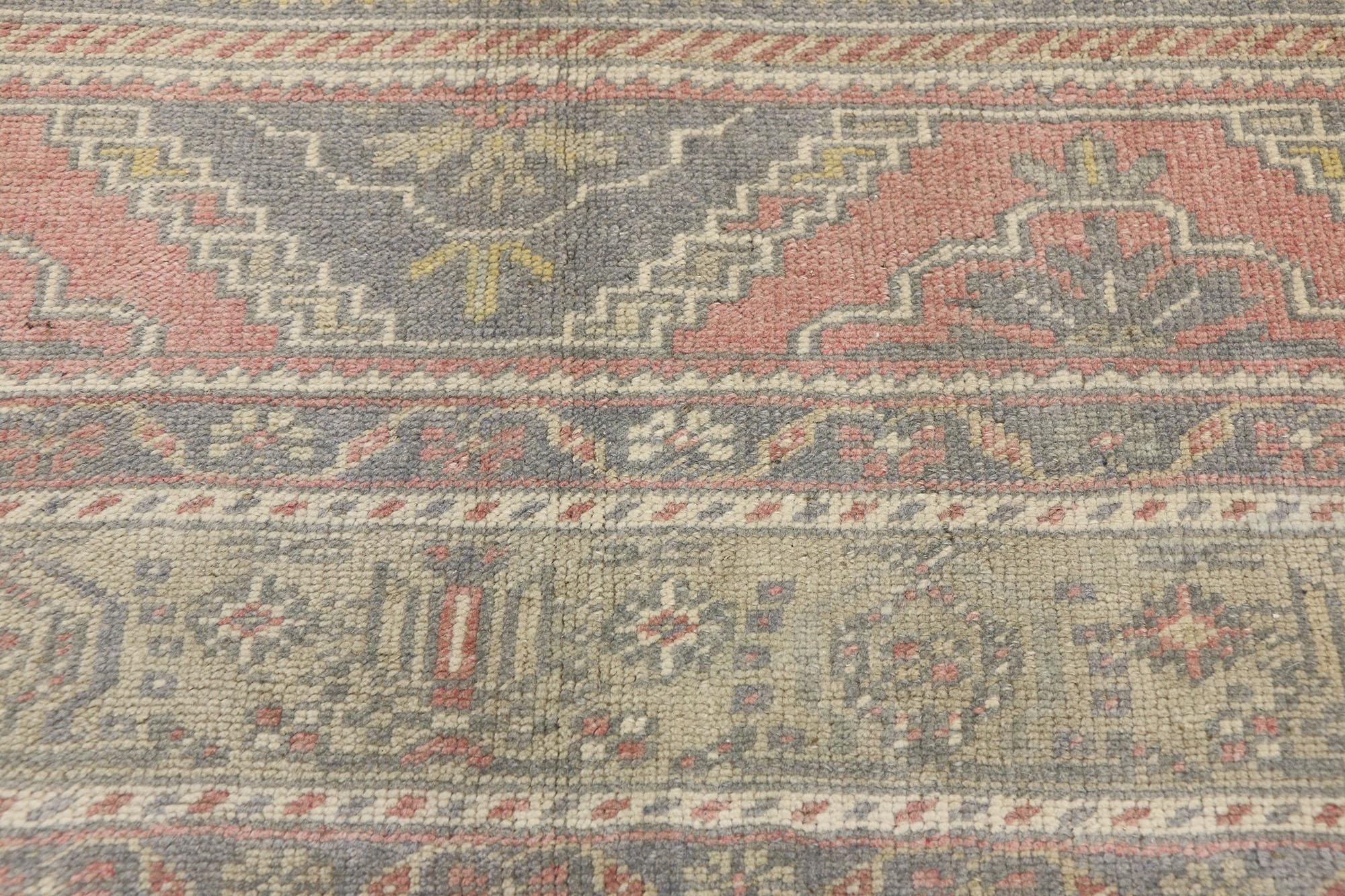 Türkischer Oushak-Teppich im Vintage-Stil im amerikanischen und amerikanischen Kolonialstil (Handgeknüpft) im Angebot