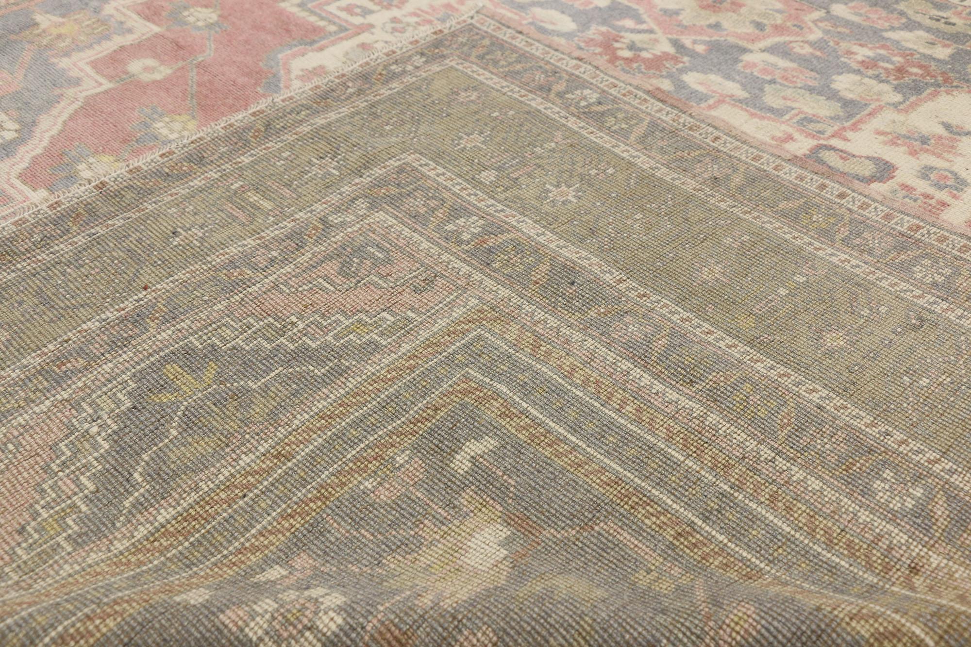 Türkischer Oushak-Teppich im Vintage-Stil im amerikanischen und amerikanischen Kolonialstil im Zustand „Gut“ im Angebot in Dallas, TX