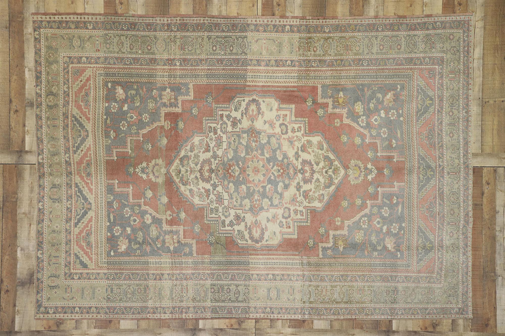 Türkischer Oushak-Teppich im Vintage-Stil im amerikanischen und amerikanischen Kolonialstil (20. Jahrhundert) im Angebot
