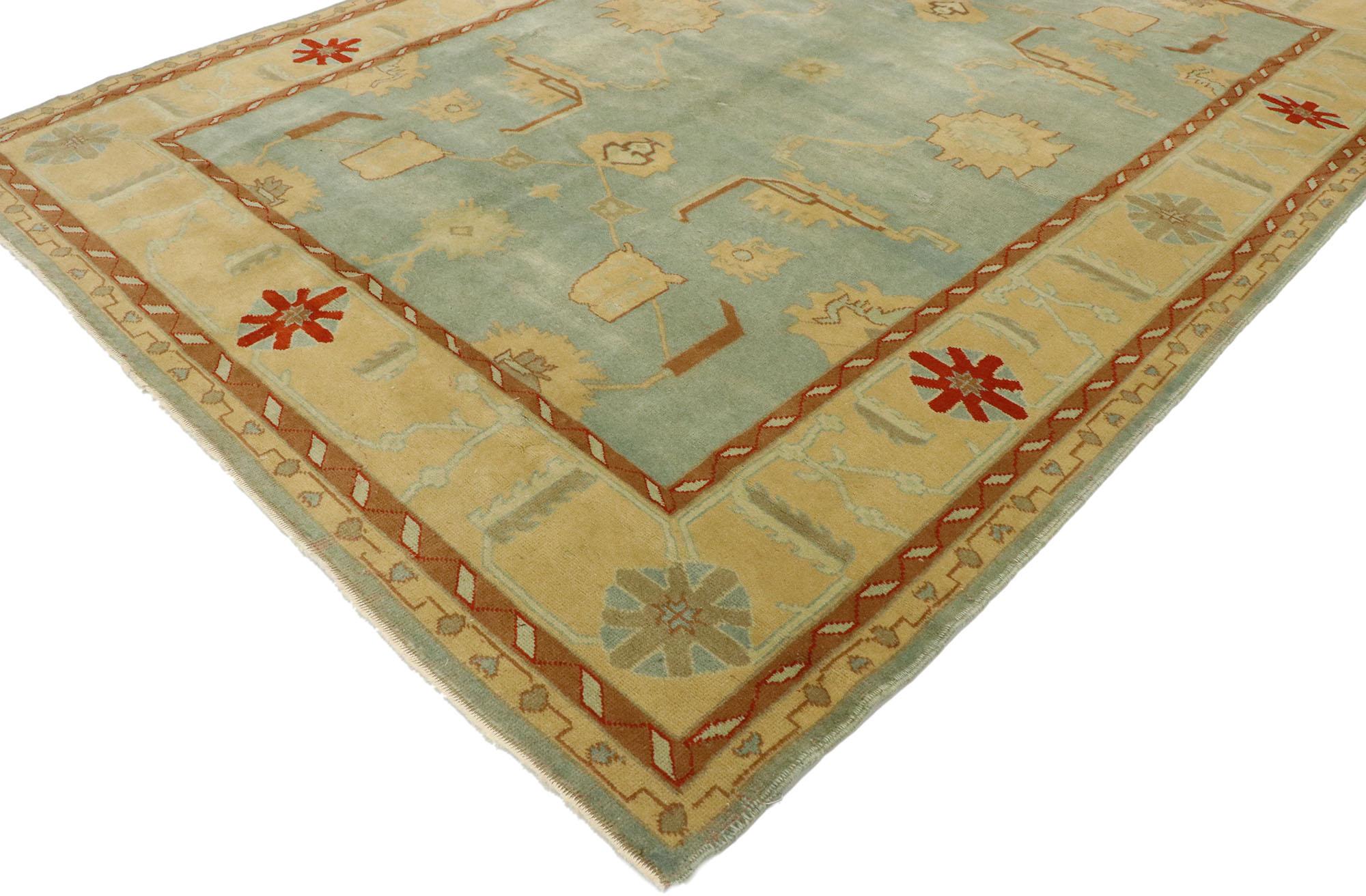 53080, tappeto Oushak turco vintage in stile Arts & Crafts. Impregnato di elementi architettonici di forme naturalistiche in colori ispirati alla terra, questo tappeto Oushak turco vintage in lana annodato a mano incarna magnificamente il caldo