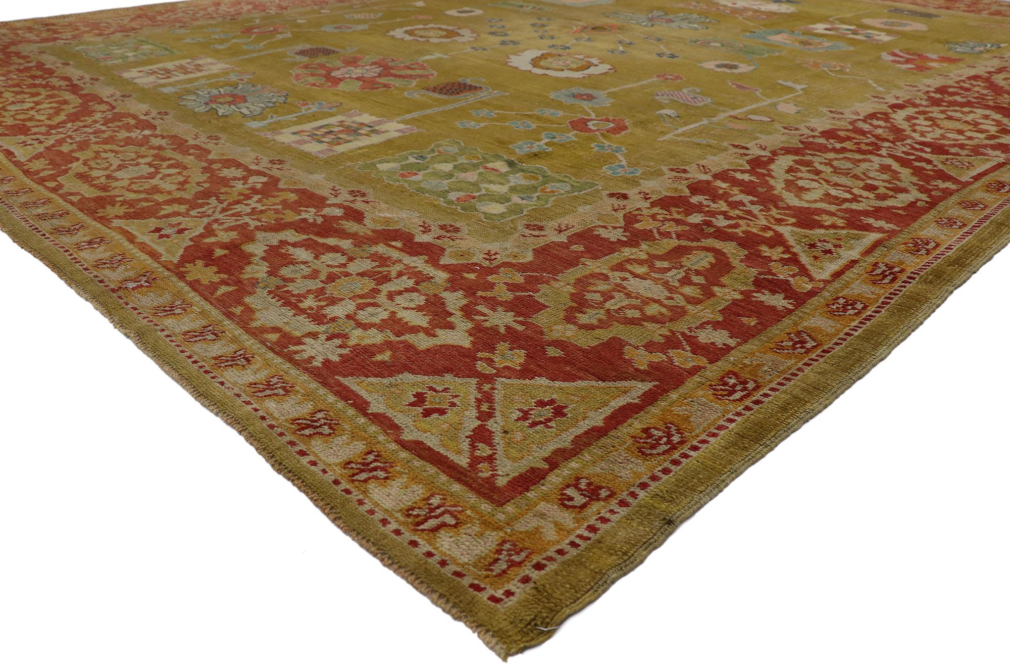 53576 Vieux tapis turc Oushak avec style Arts & Crafts 11'07 x 14'11. Avec son design intemporel et ses couleurs terreuses, ce tapis turc Oushak vintage en laine noué à la main étonne par sa beauté. Le champ vert-brunâtre abrasé présente un motif