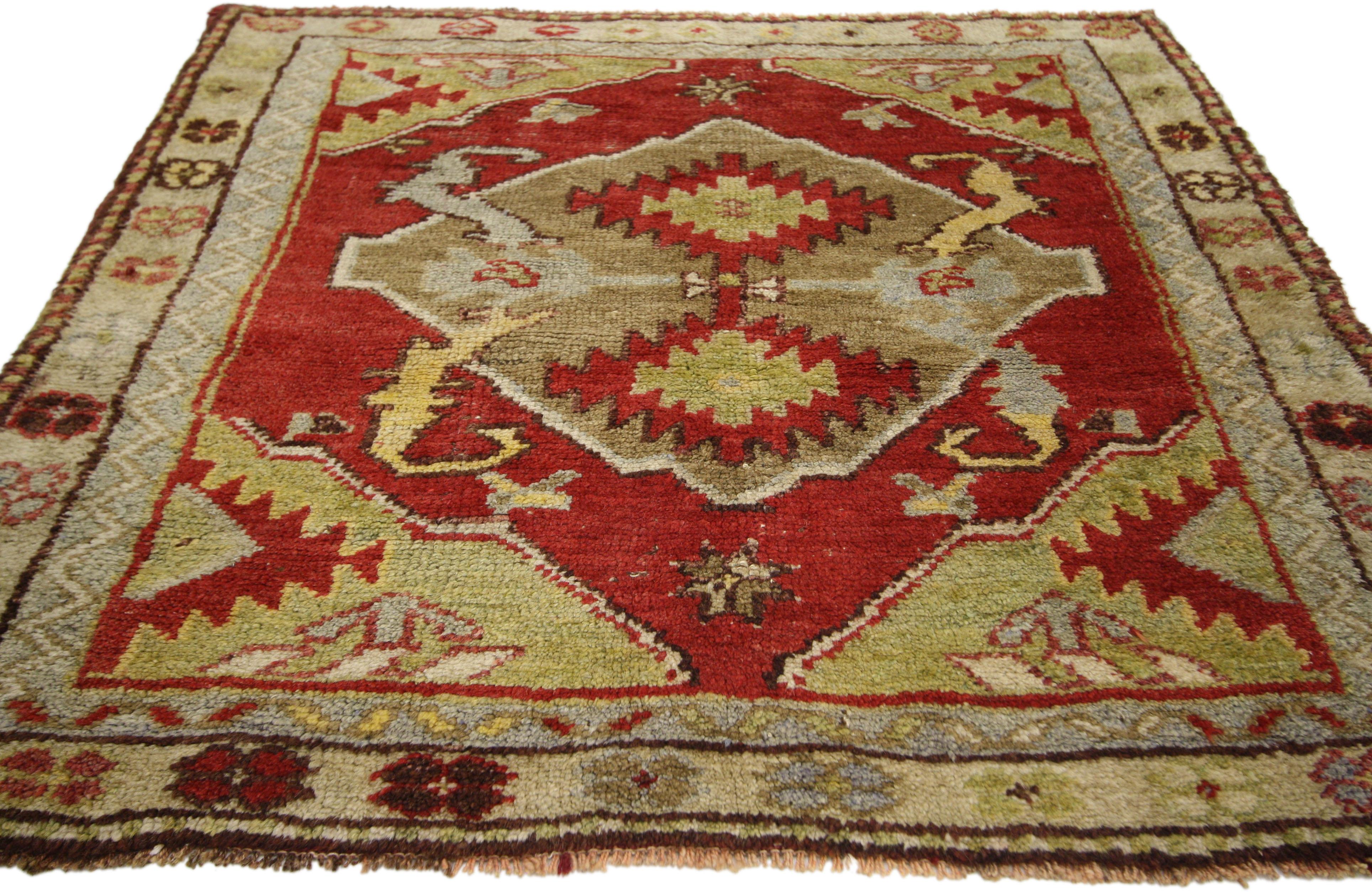 Annodato a mano Tappeto vintage turco Oushak con stile barocco, piccolo tappeto quadrato d'accento in vendita