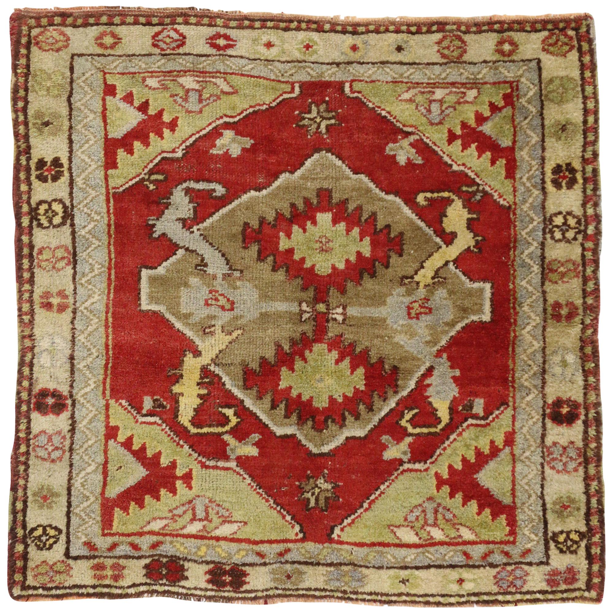 Tappeto vintage turco Oushak con stile barocco, piccolo tappeto quadrato d'accento in vendita