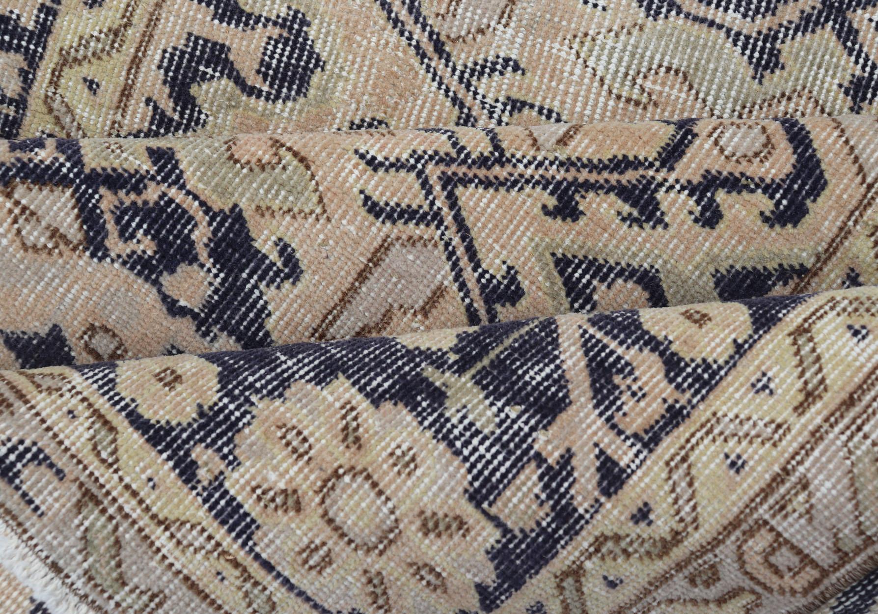 Tapis turc Oushak vintage avec accents beige et bleu marine 3'9 x 5'6 en vente 3