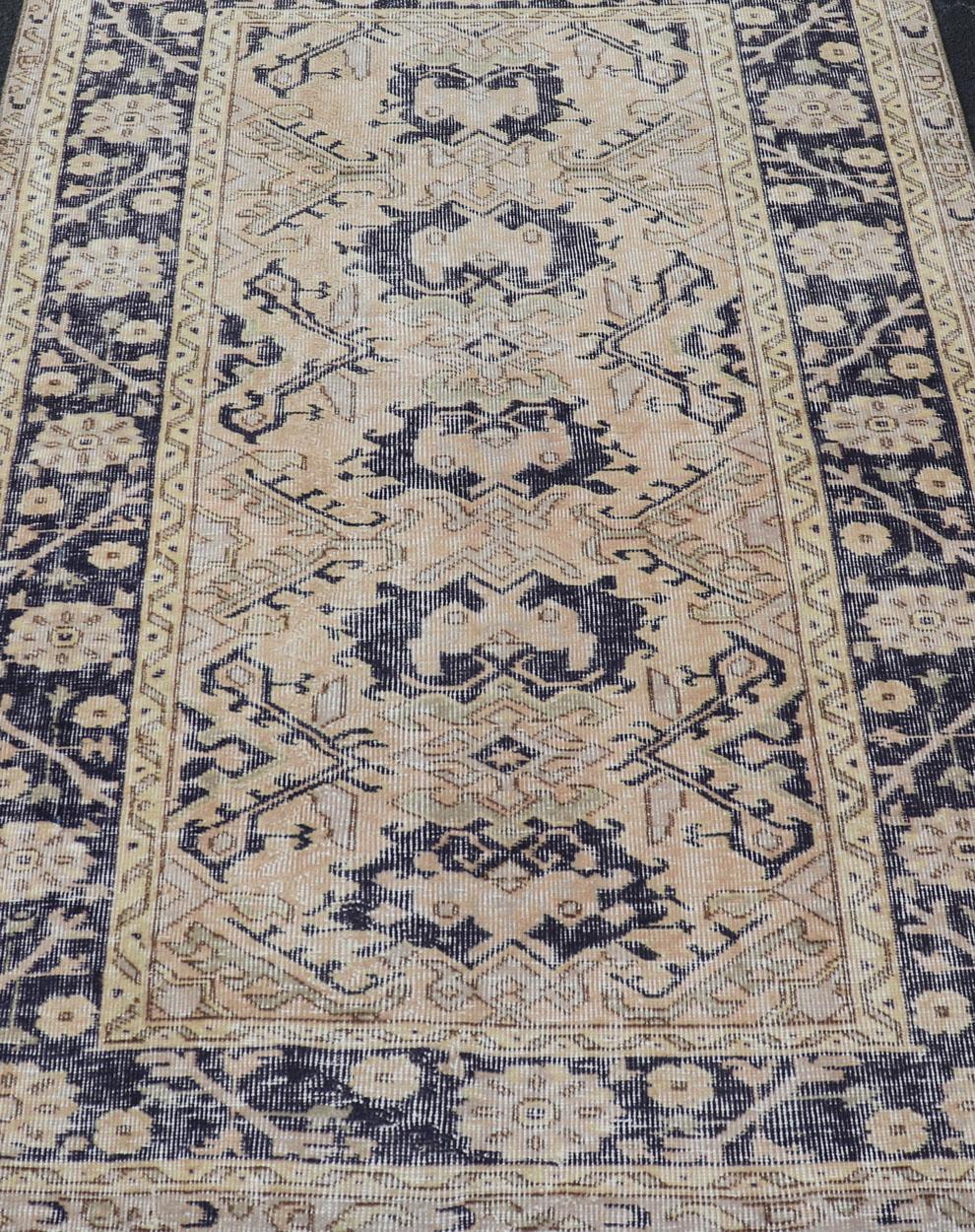 Tapis turc Oushak vintage avec accents beige et bleu marine 3'9 x 5'6 en vente 4