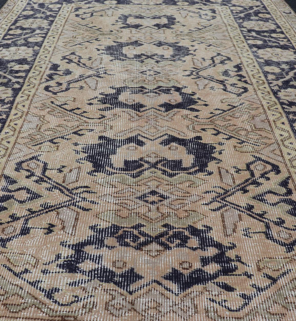 Mesures : 3'9 x 5'6 
Tapis Oushak turc vintage avec accents beige et bleu marine 3'9 x 5'6.
Keivan Woven Arts / Tapis EN-P13254, pays d'origine / type : Turquie / Oushak, vers 1920.
Le motif central du tapis présente une série de médaillons