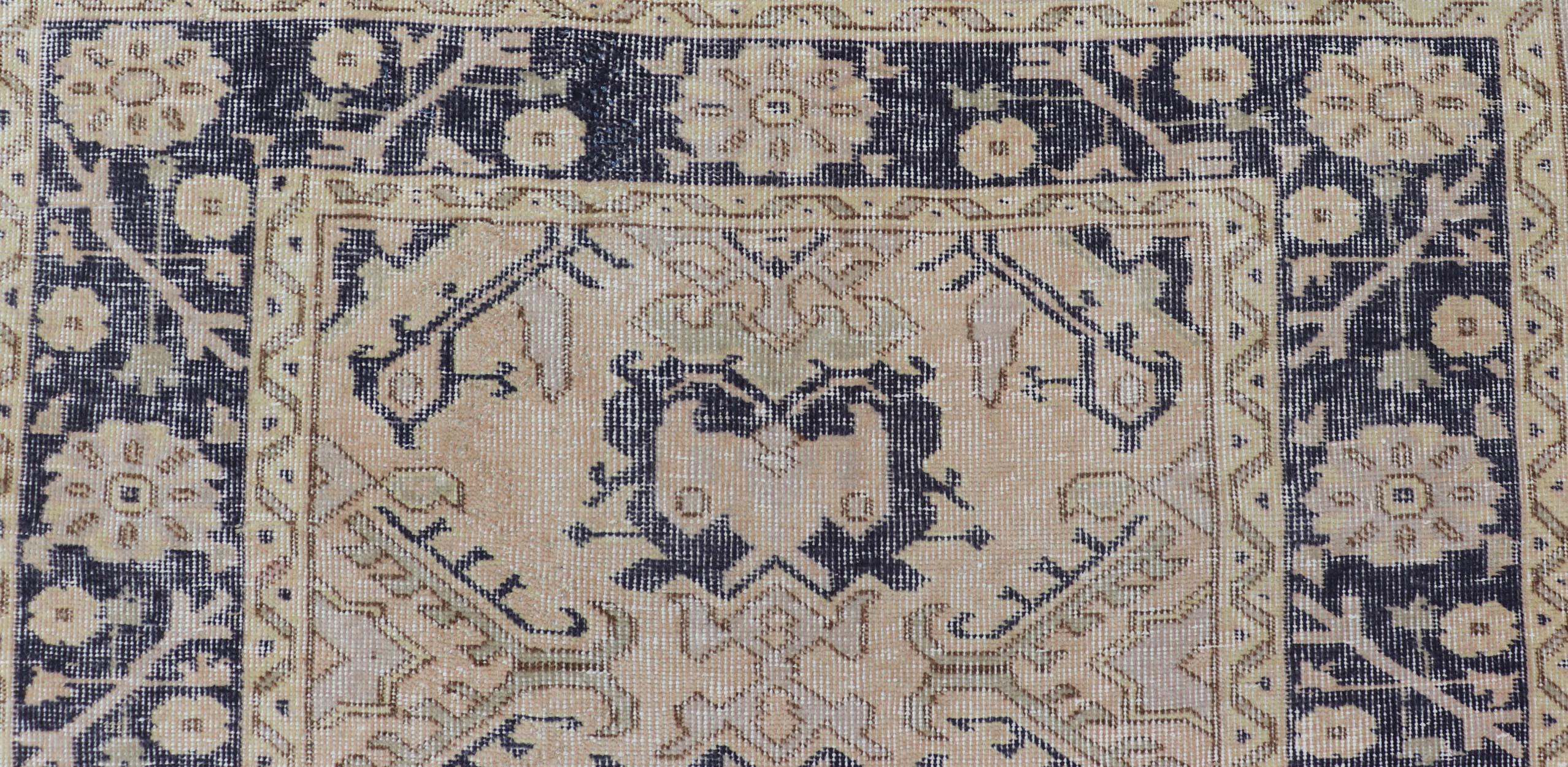 Noué à la main Tapis turc Oushak vintage avec accents beige et bleu marine 3'9 x 5'6 en vente