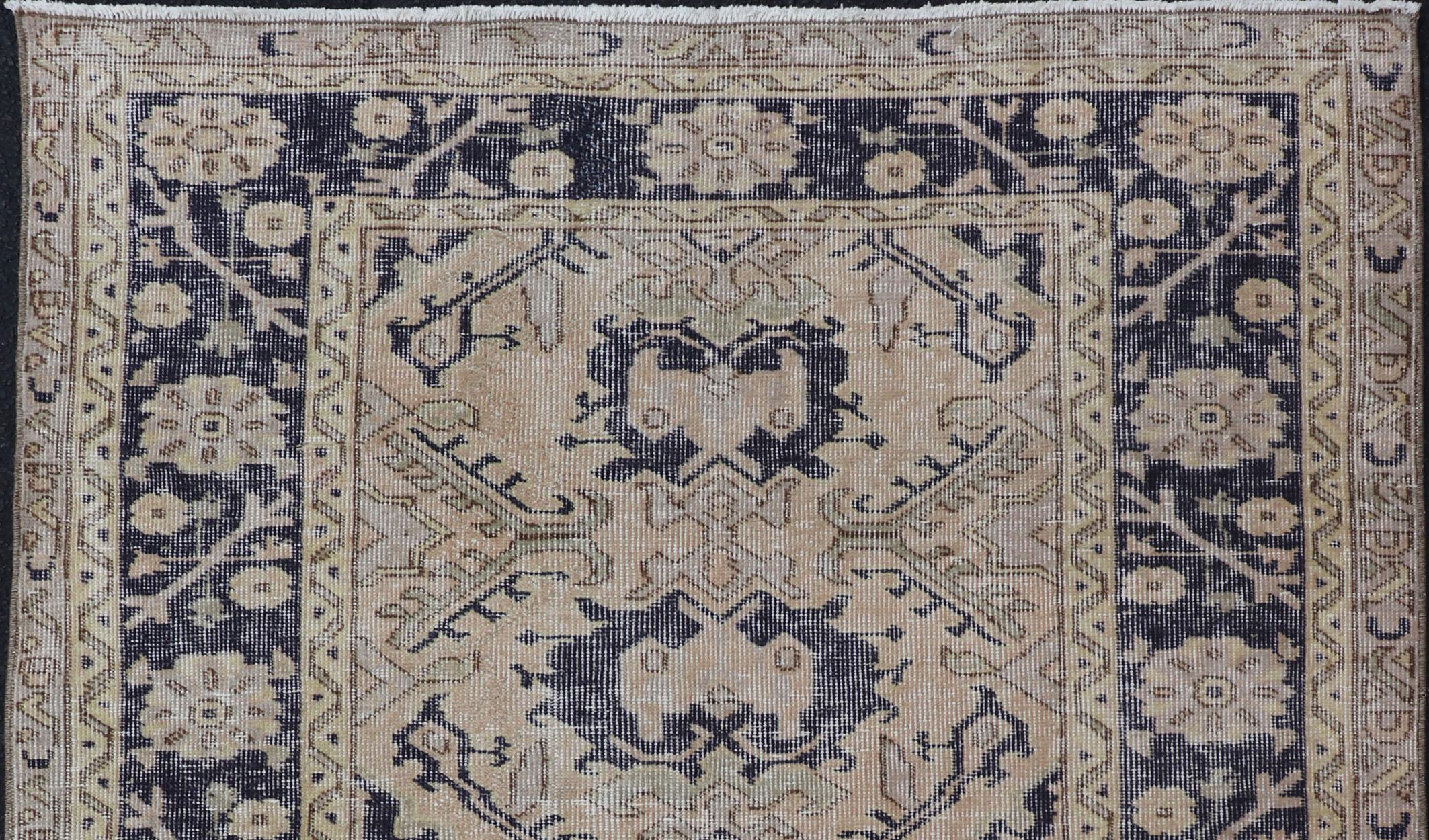 20ième siècle Tapis turc Oushak vintage avec accents beige et bleu marine 3'9 x 5'6 en vente