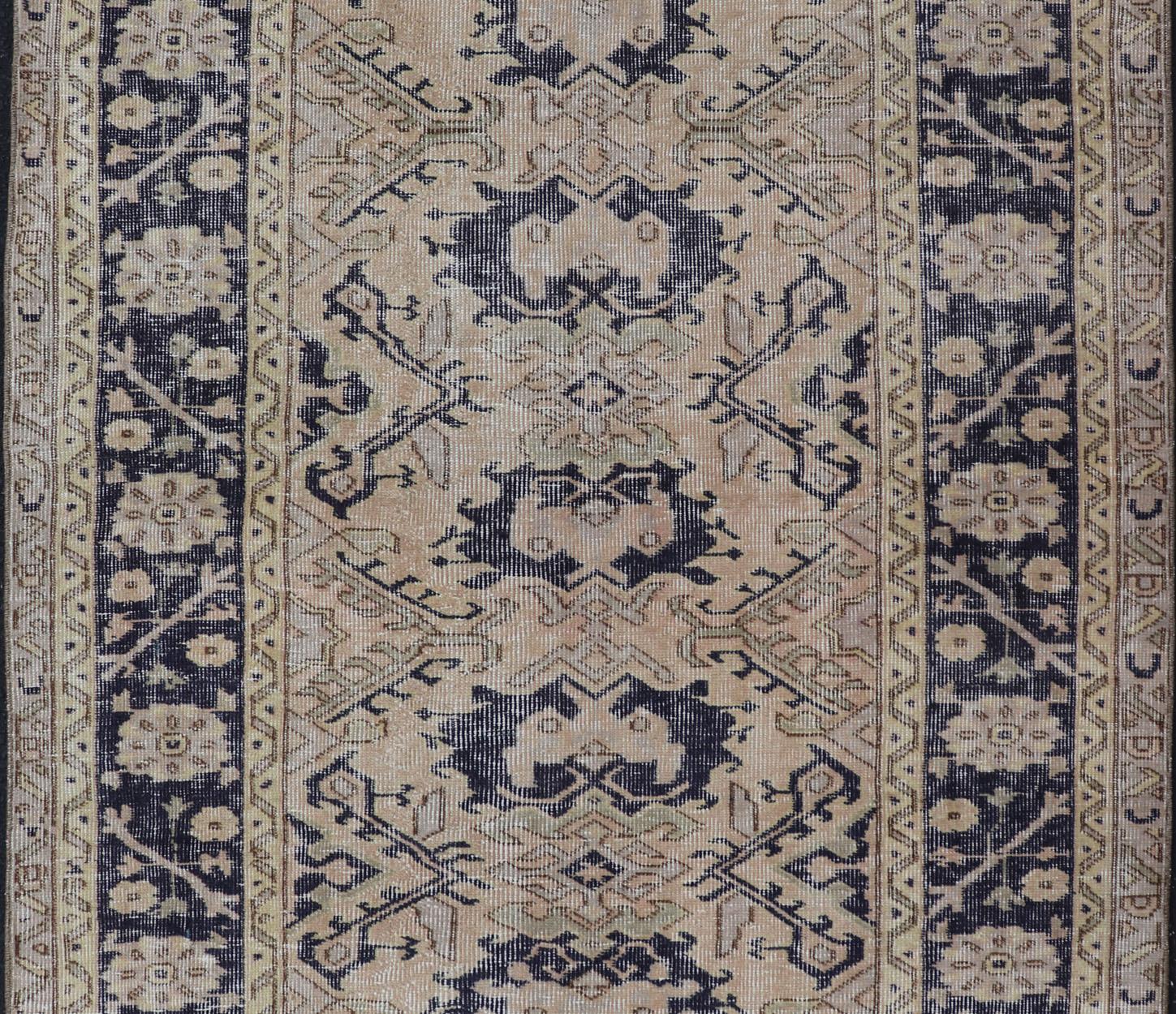 Laine Tapis turc Oushak vintage avec accents beige et bleu marine 3'9 x 5'6 en vente