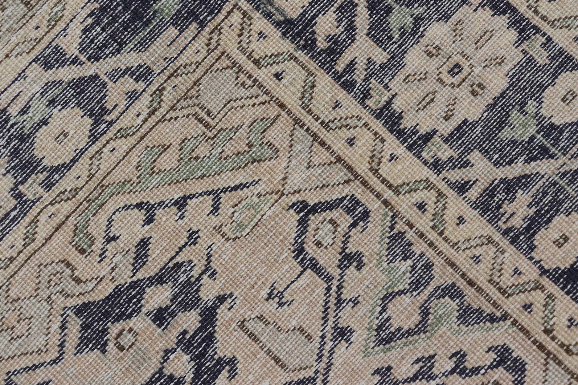 Tapis turc Oushak vintage avec accents beige et bleu marine 3'9 x 5'6 en vente 2