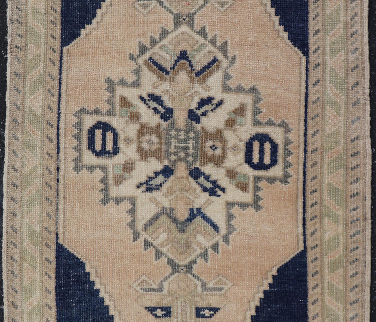 Maße: 2'0 x 3'0 

Vintage Türkisch Oushak Teppich mit Beige Feld und Marineblau Akzente 2 x 3. 
Keivan Woven Arts / Teppich/EN-15906, Herkunftsland / Art: Türkei / Oushak, um 1940.

Ein türkischer Oushak-Teppich im Vintage-Stil mit einem