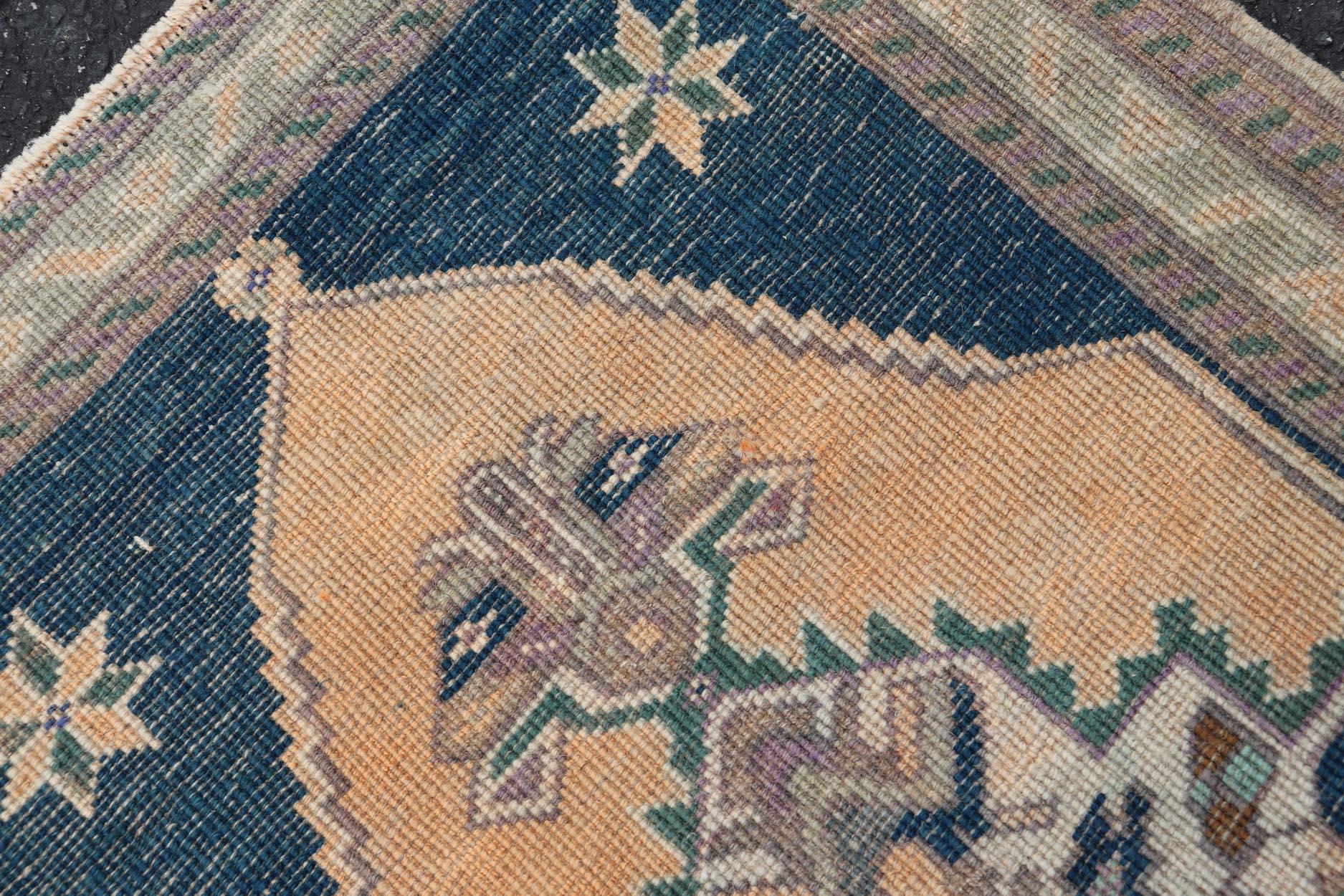 Vintage Türkisch Oushak Teppich mit Beige Feld und Marineblau Akzente 2 x 3 im Zustand „Gut“ im Angebot in Atlanta, GA