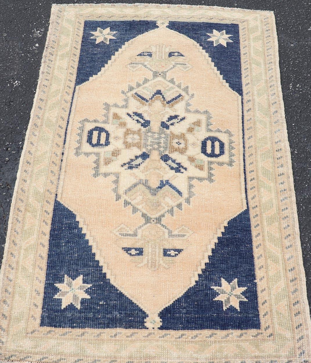 Vintage Türkisch Oushak Teppich mit Beige Feld und Marineblau Akzente 2 x 3 (20. Jahrhundert) im Angebot