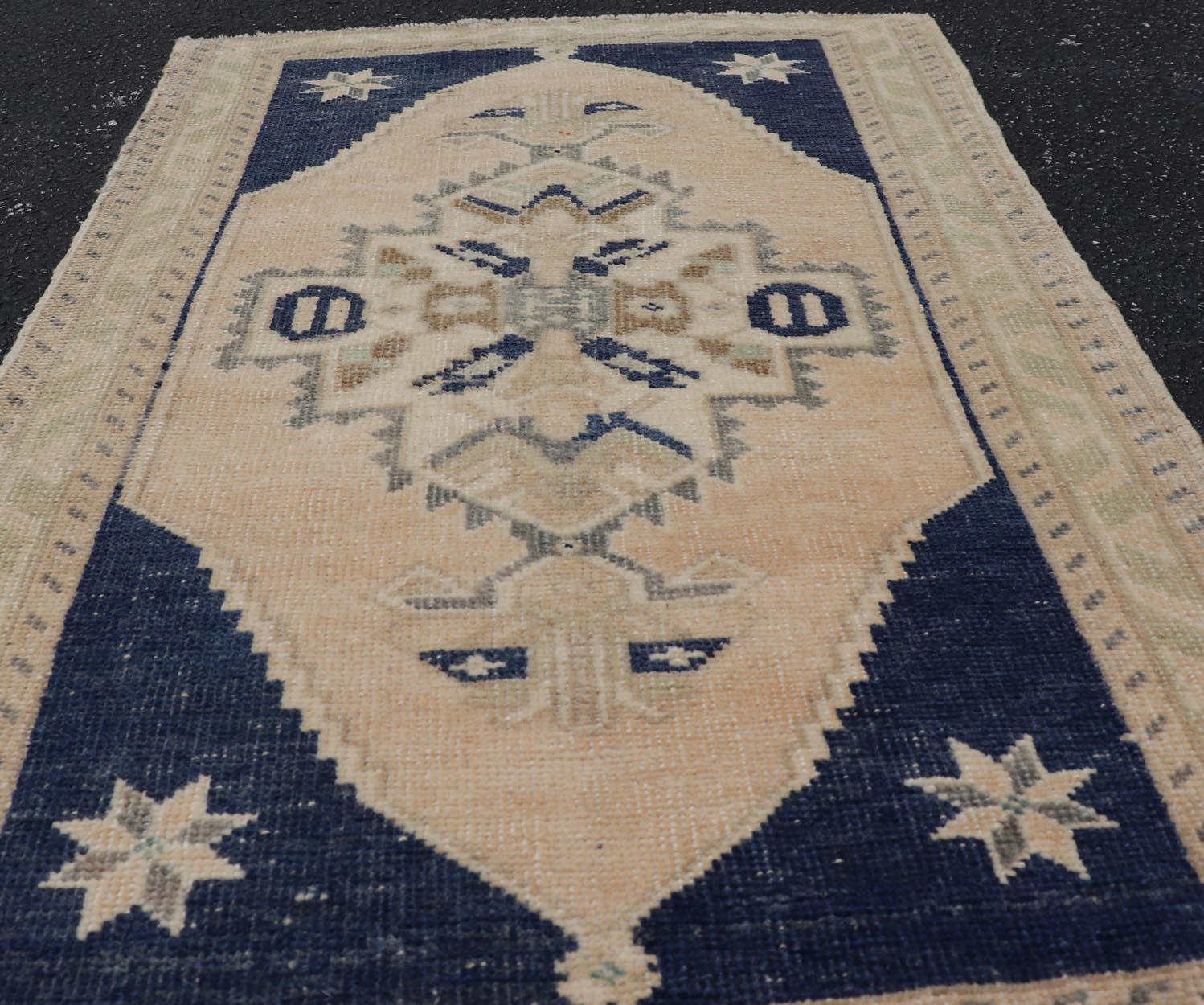 Vintage Türkisch Oushak Teppich mit Beige Feld und Marineblau Akzente 2 x 3 (Wolle) im Angebot