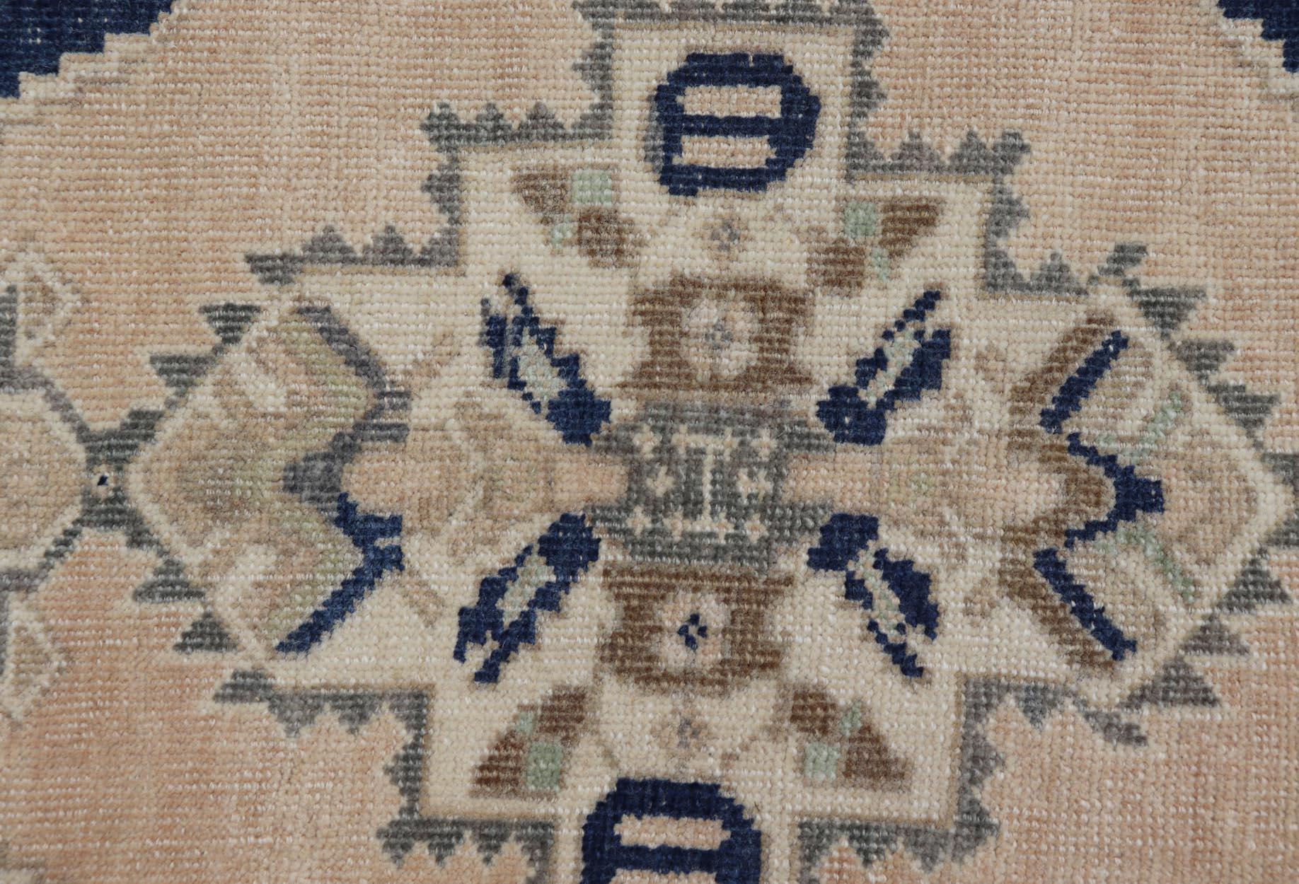 Vintage Türkisch Oushak Teppich mit Beige Feld und Marineblau Akzente 2 x 3 im Angebot 1